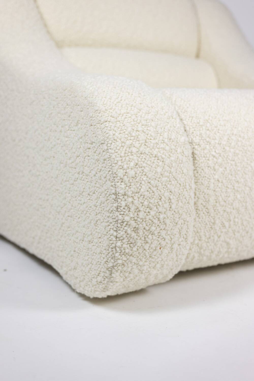 Pair of armchairs with fine curls. Contemporary work.