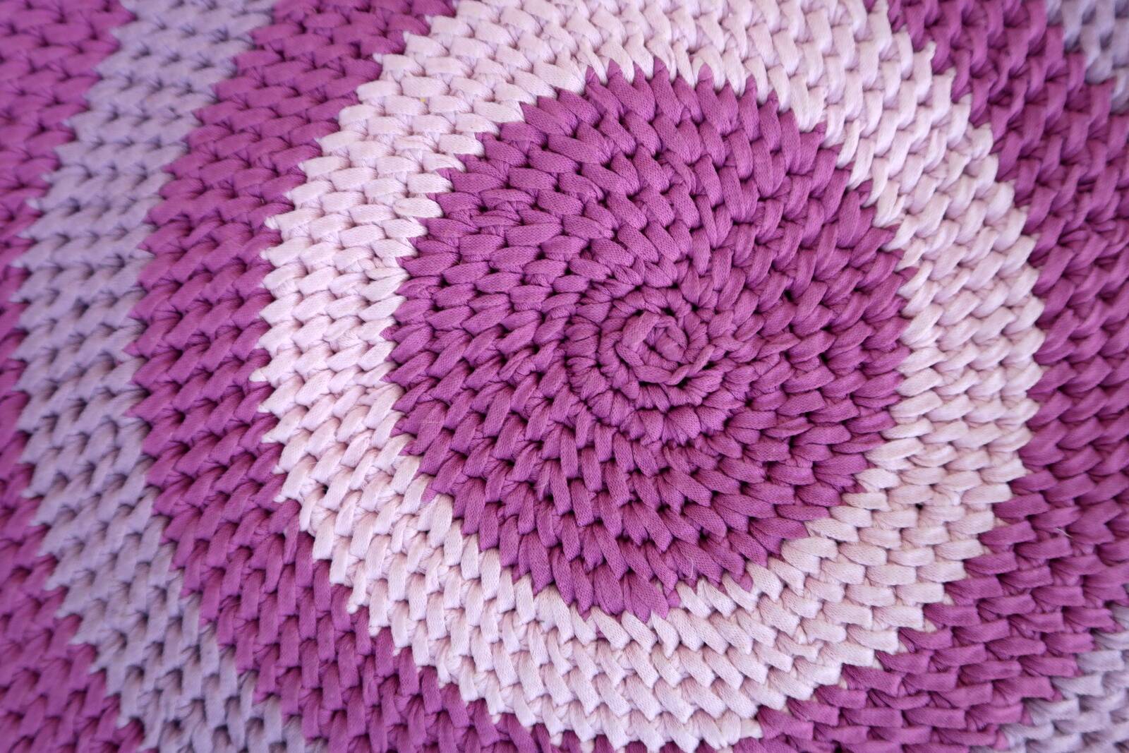 Tapis contemporain ora tressé en coton (73cm), édition unique