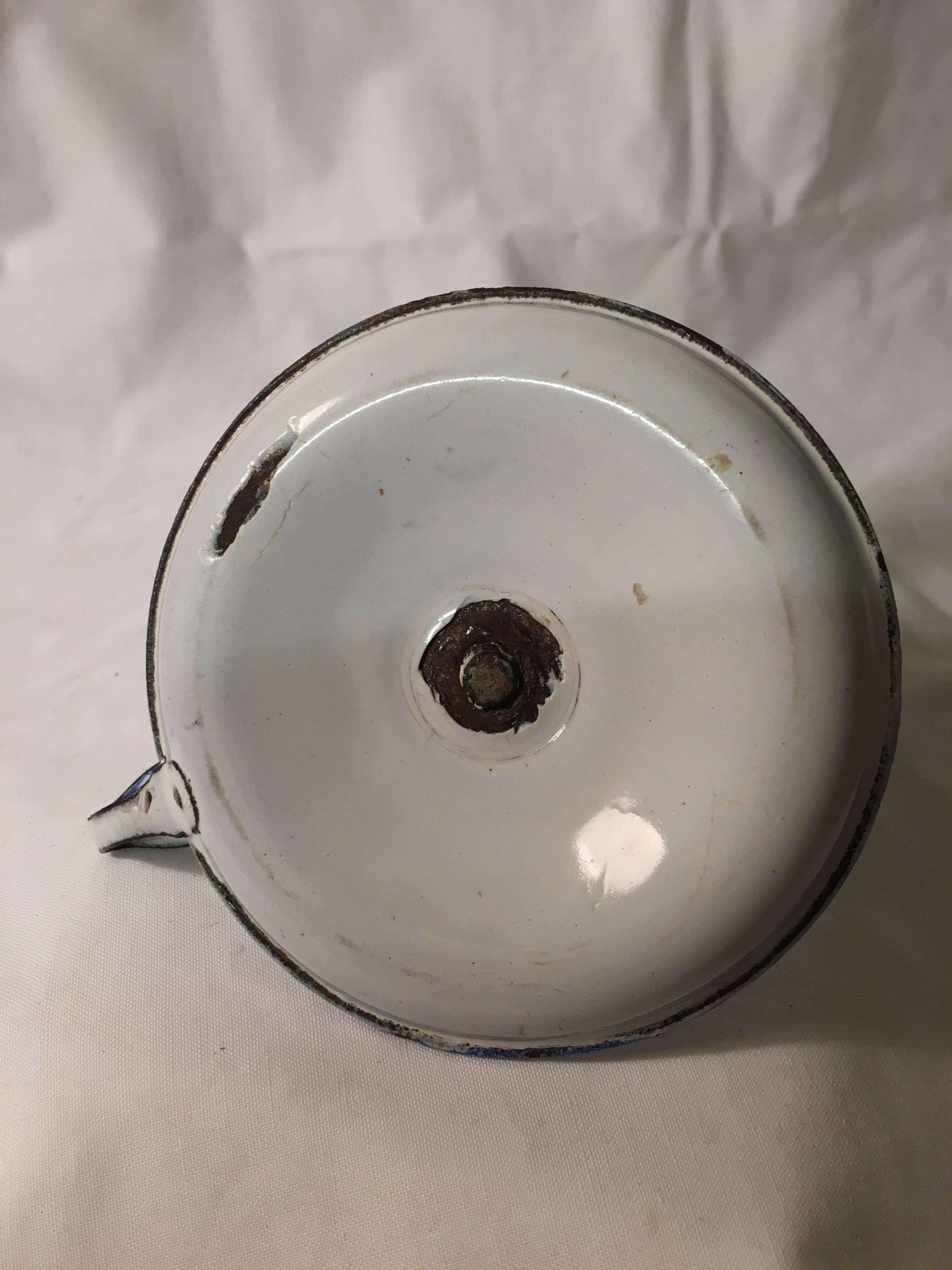 Enamelsheet cellar rat bougeoir