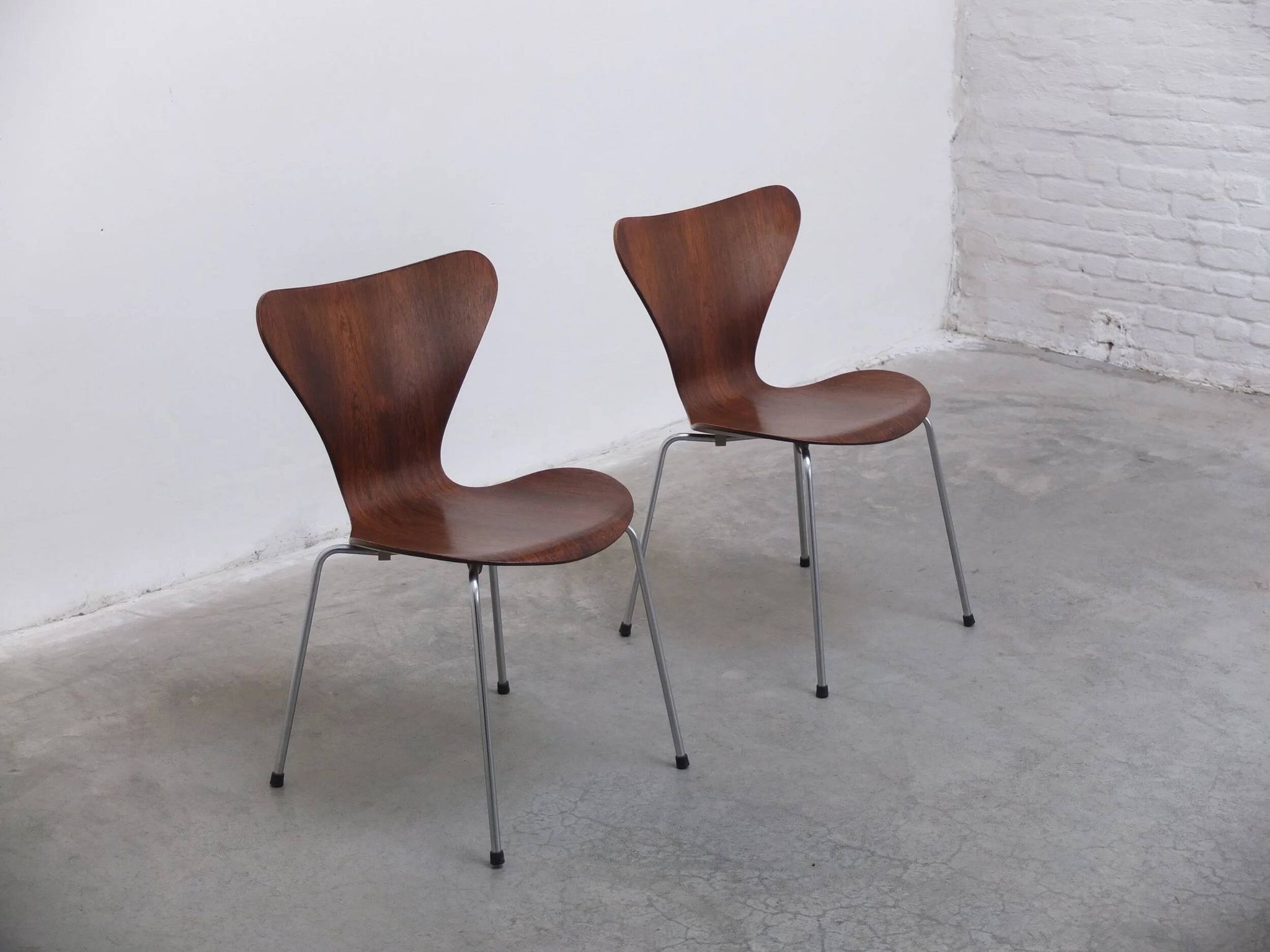 Pair of 'Series 7' chairs in rosewood by Arne Jacobsen for Fritz Hansen, 1955