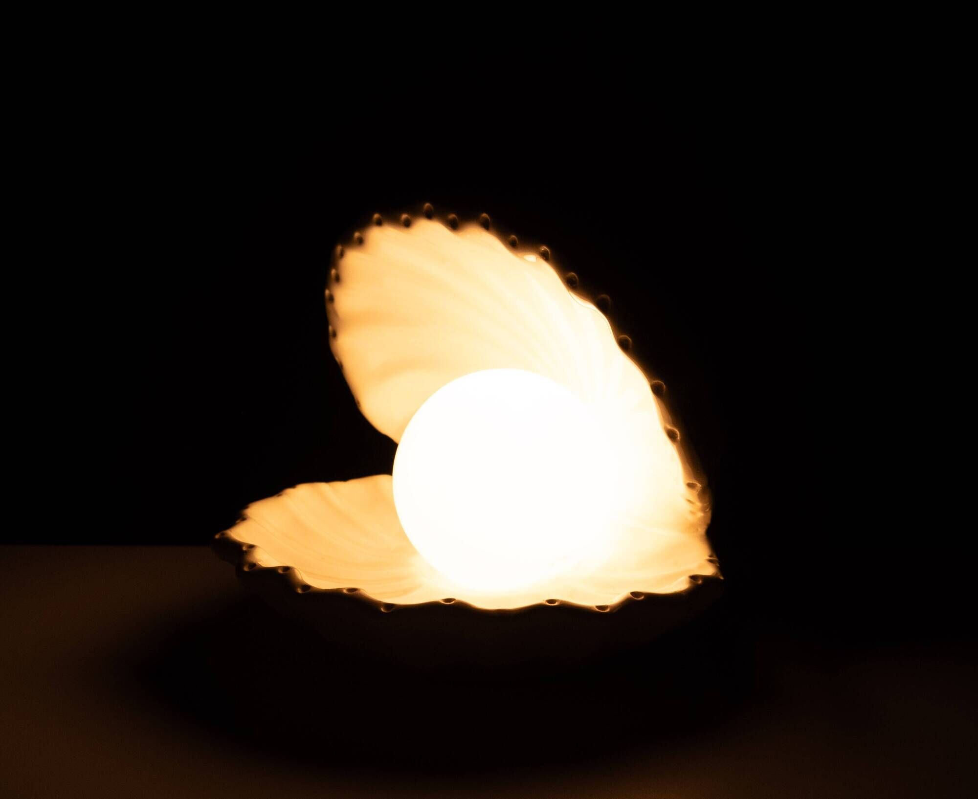 Lampe de table coquillage en céramique blanche des années 1970