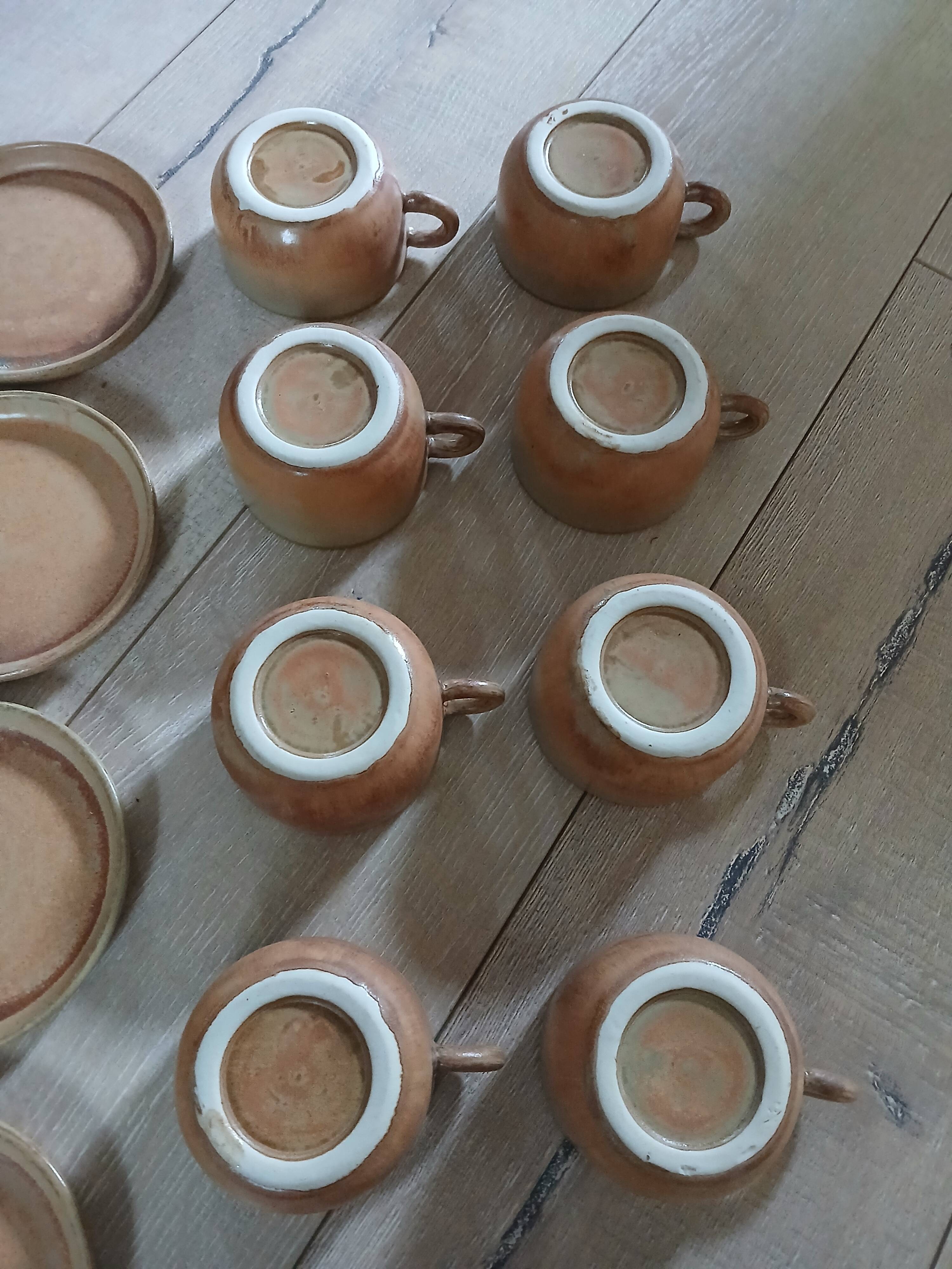 8 tasses anciennes avec soucoupes en grès