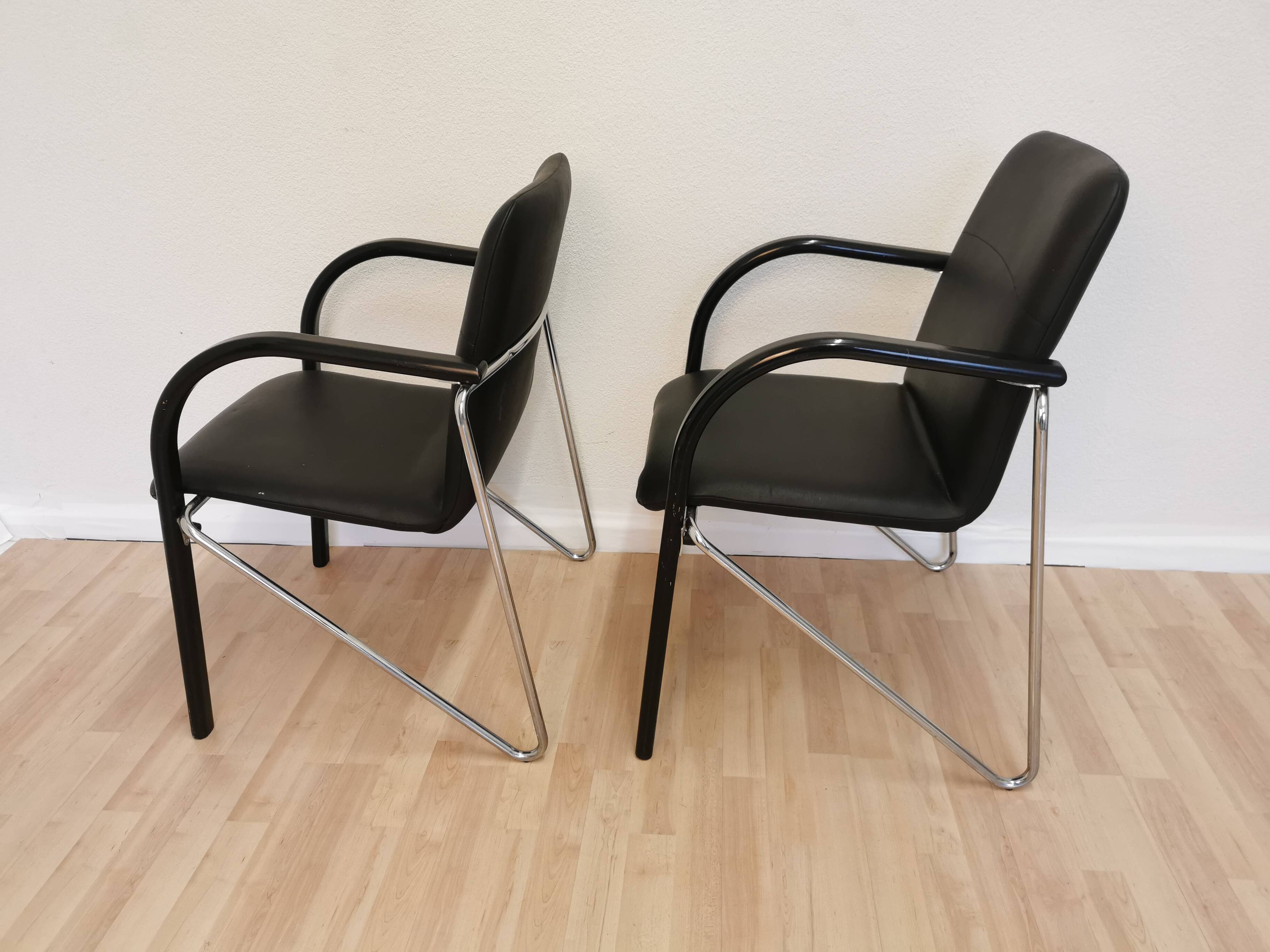 Set of 2 vintage office chairs in black leather chrome base plastic armrests / retro 1980s room