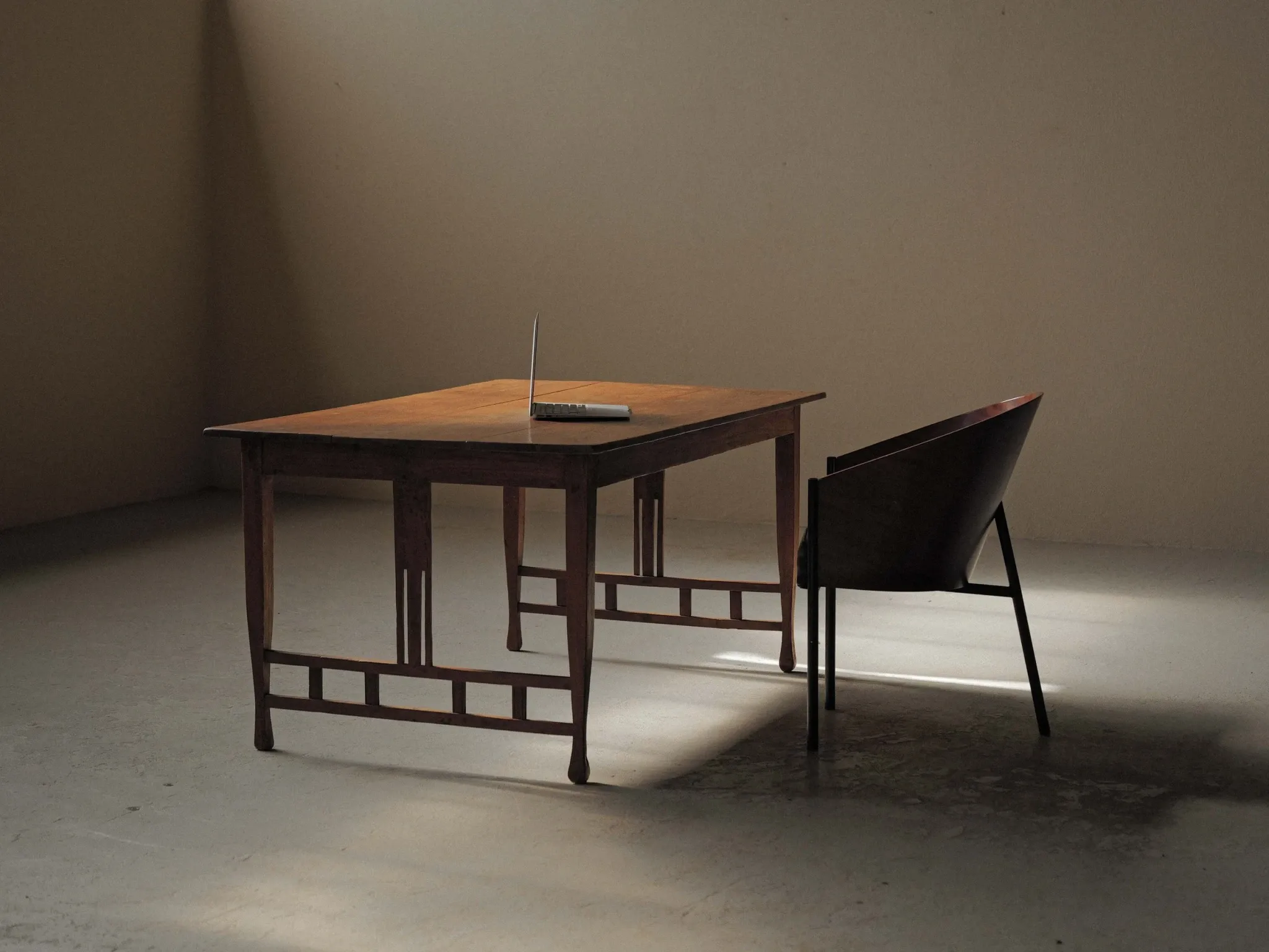 Arts & Crafts table in solid oak, around 1900