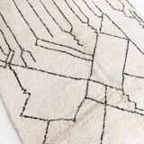 Beni Ouarain Moroccan Berber rug with black patterns