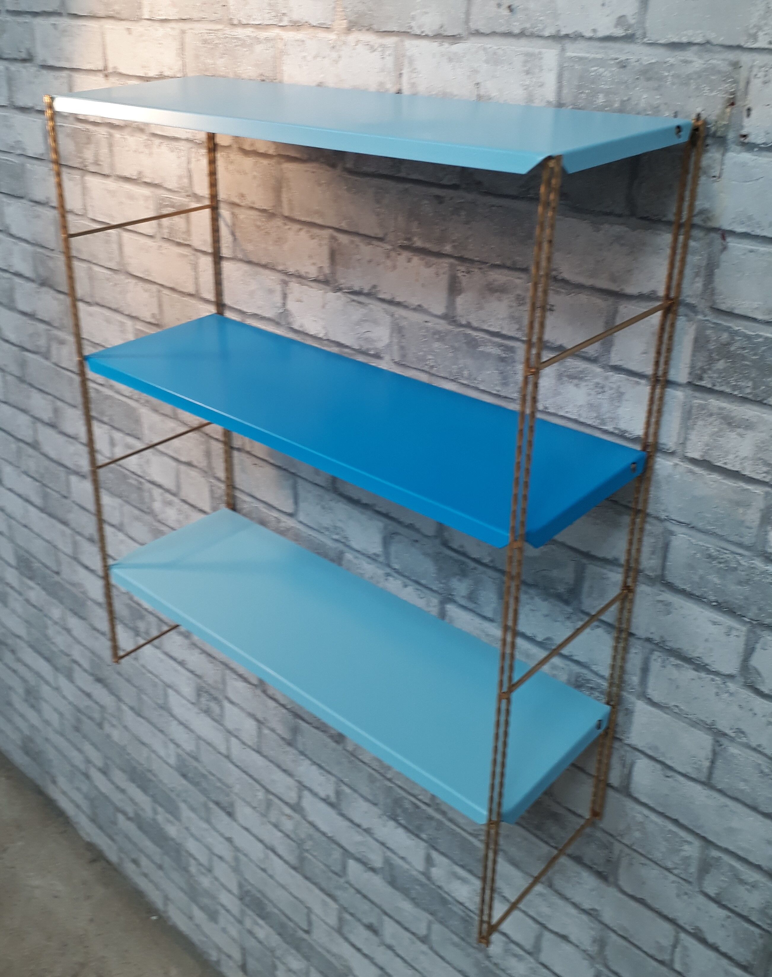 Étagère métal bleu montant strier or 59x48x16