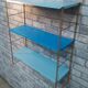 Étagère métal bleu montant strier or 59x48x16