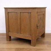 Buffet en chêne avec motifs sculptés