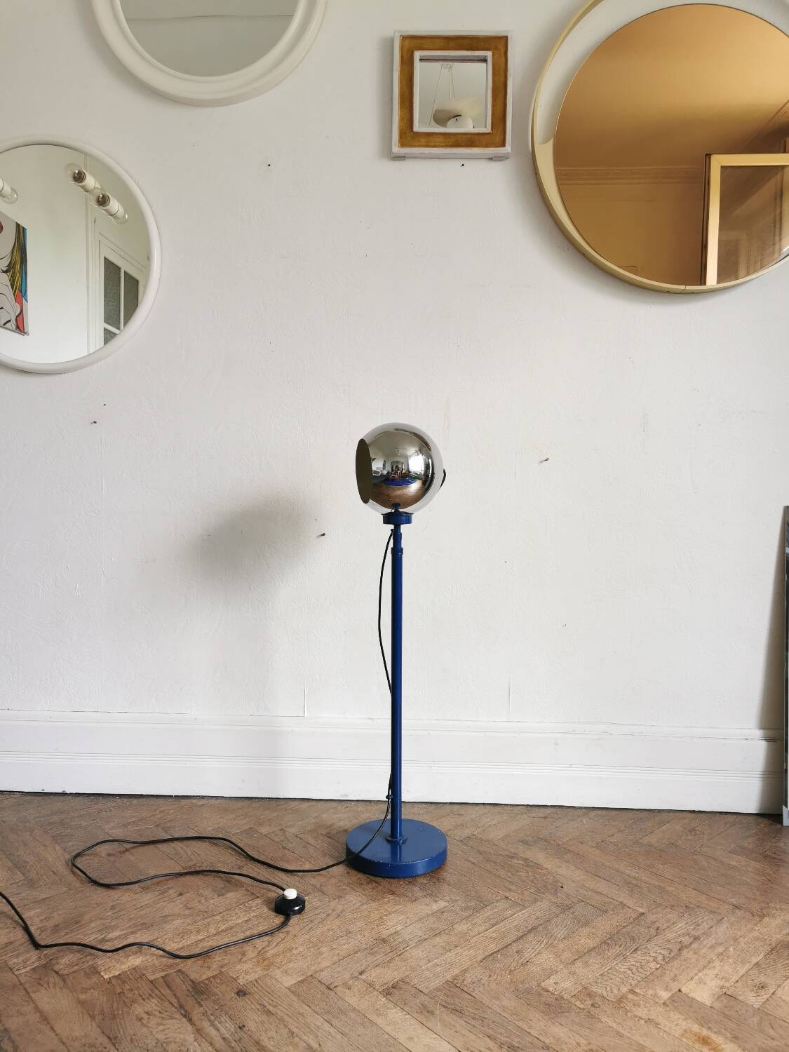 Extendable eyeball floor lamp