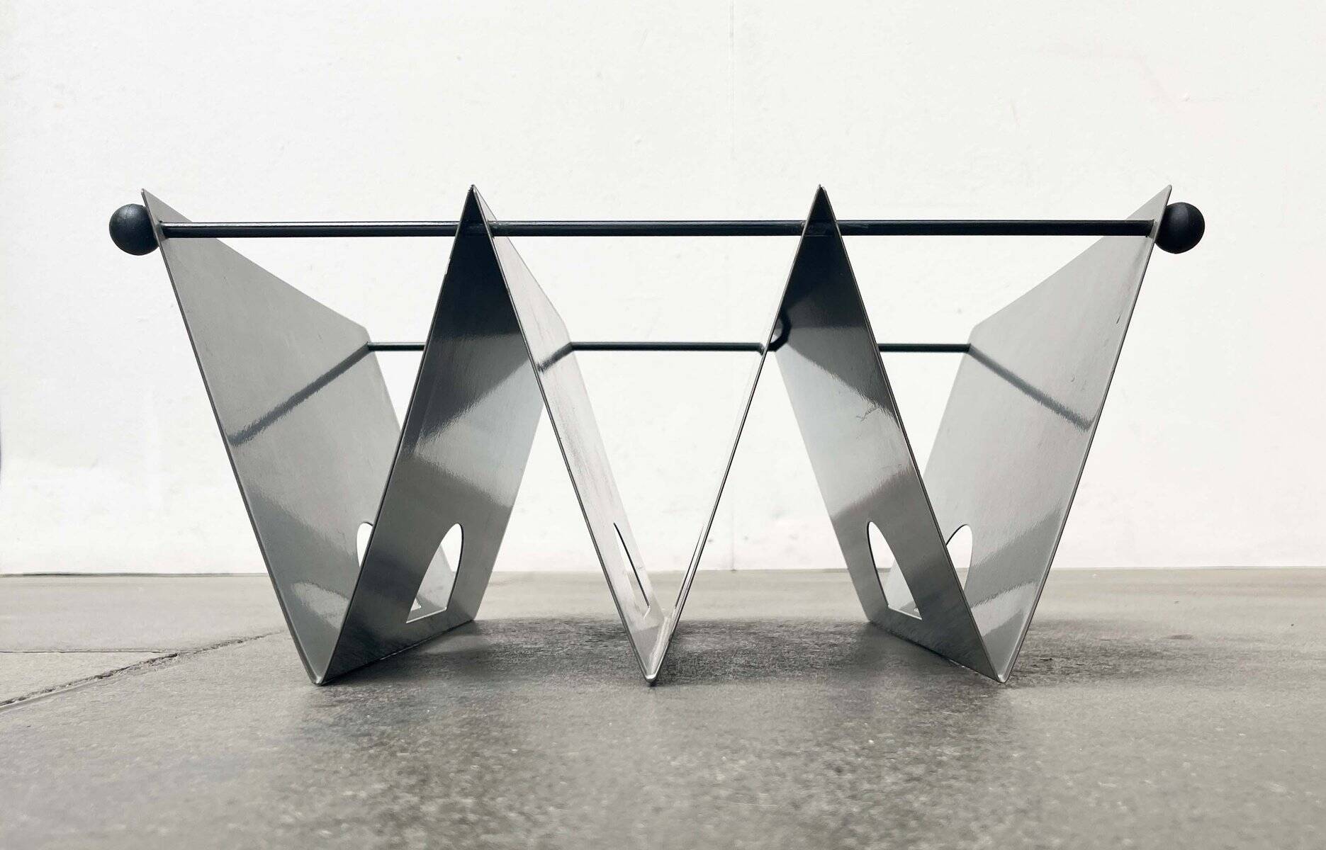 Porte-revues en métal postmoderne italien, années 1980