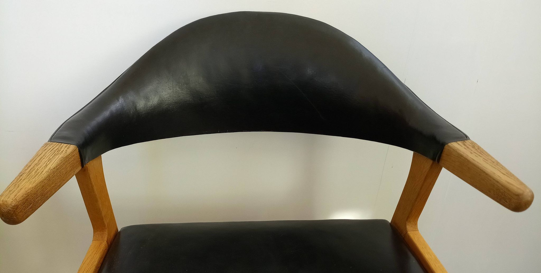Fauteuil danois en chêne et cuir noir