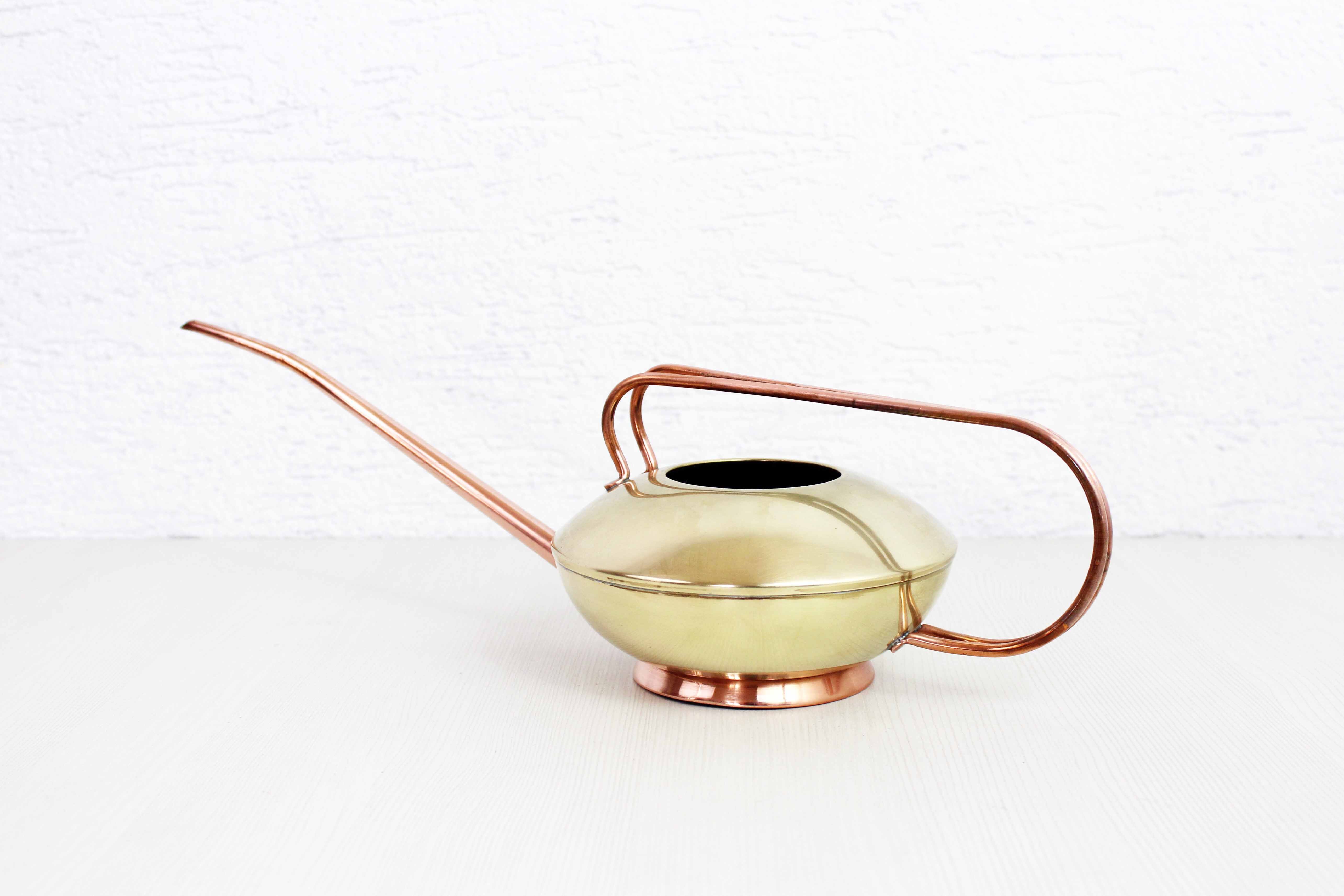 Watering can in brass and copper