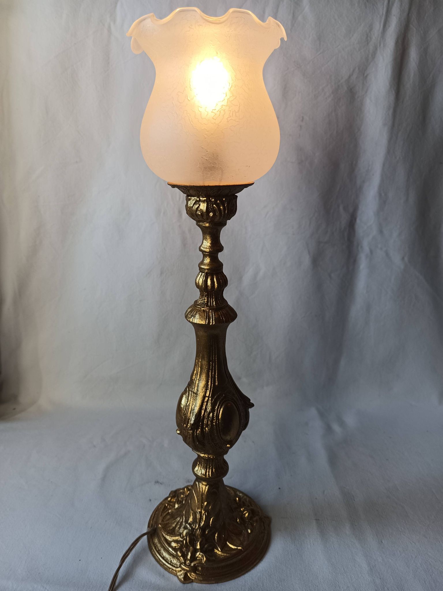 Lampe ancienne bronze doré médaillon tulipe gravé 47 cm décoration intérieure