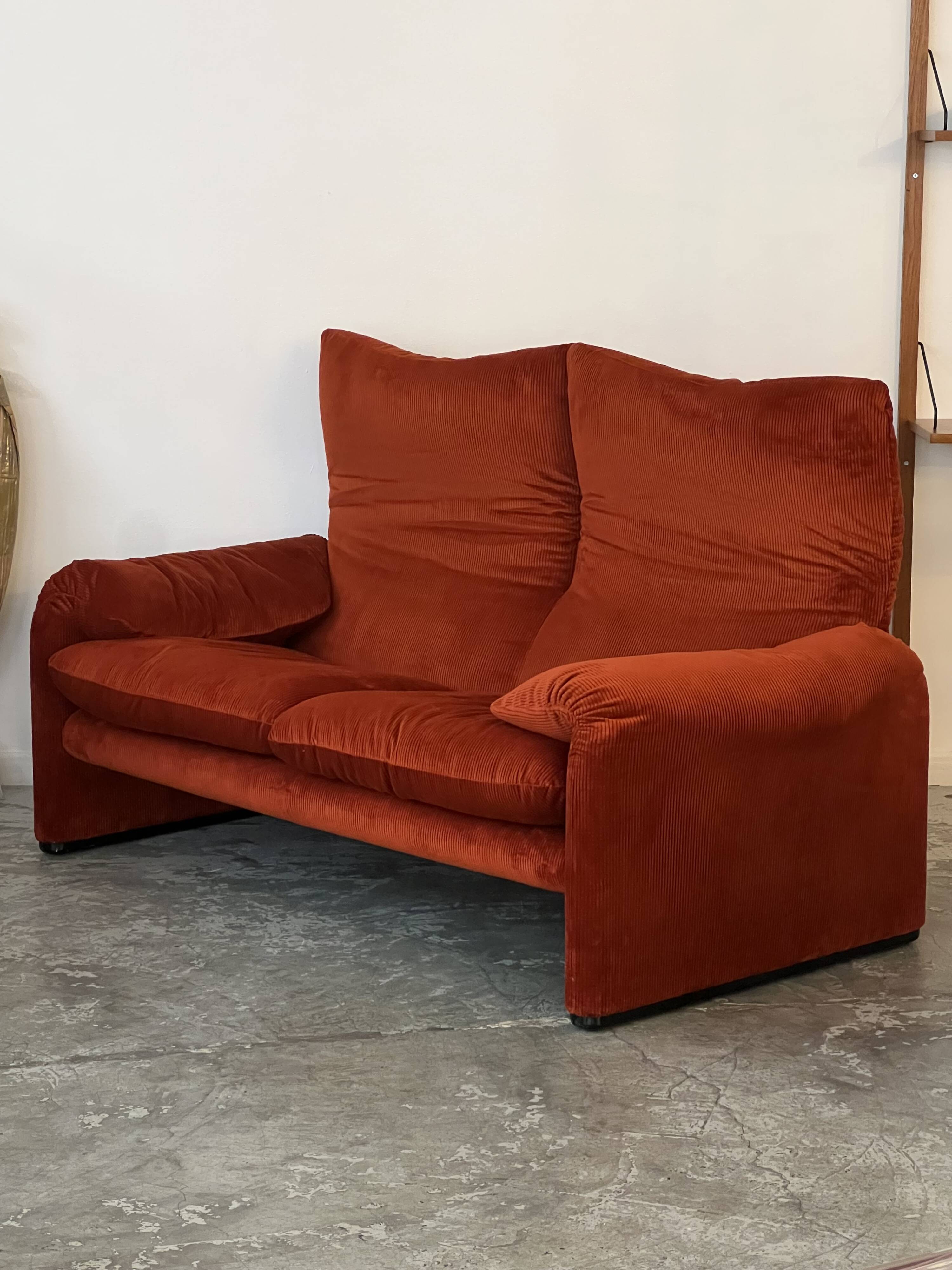 Maralunga 2-seater sofa by Vico Magistretti for Cassina Italy 1973