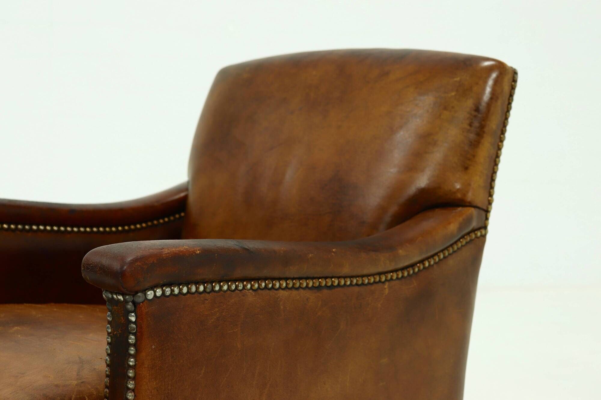 Fauteuil en cuir de mouton patiné années 1950