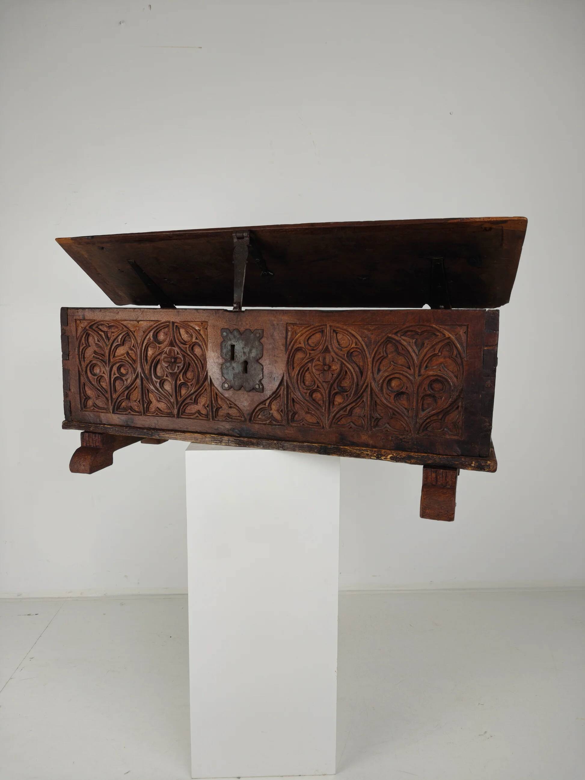 Gothic Spanish chest – 16th late/17th early century