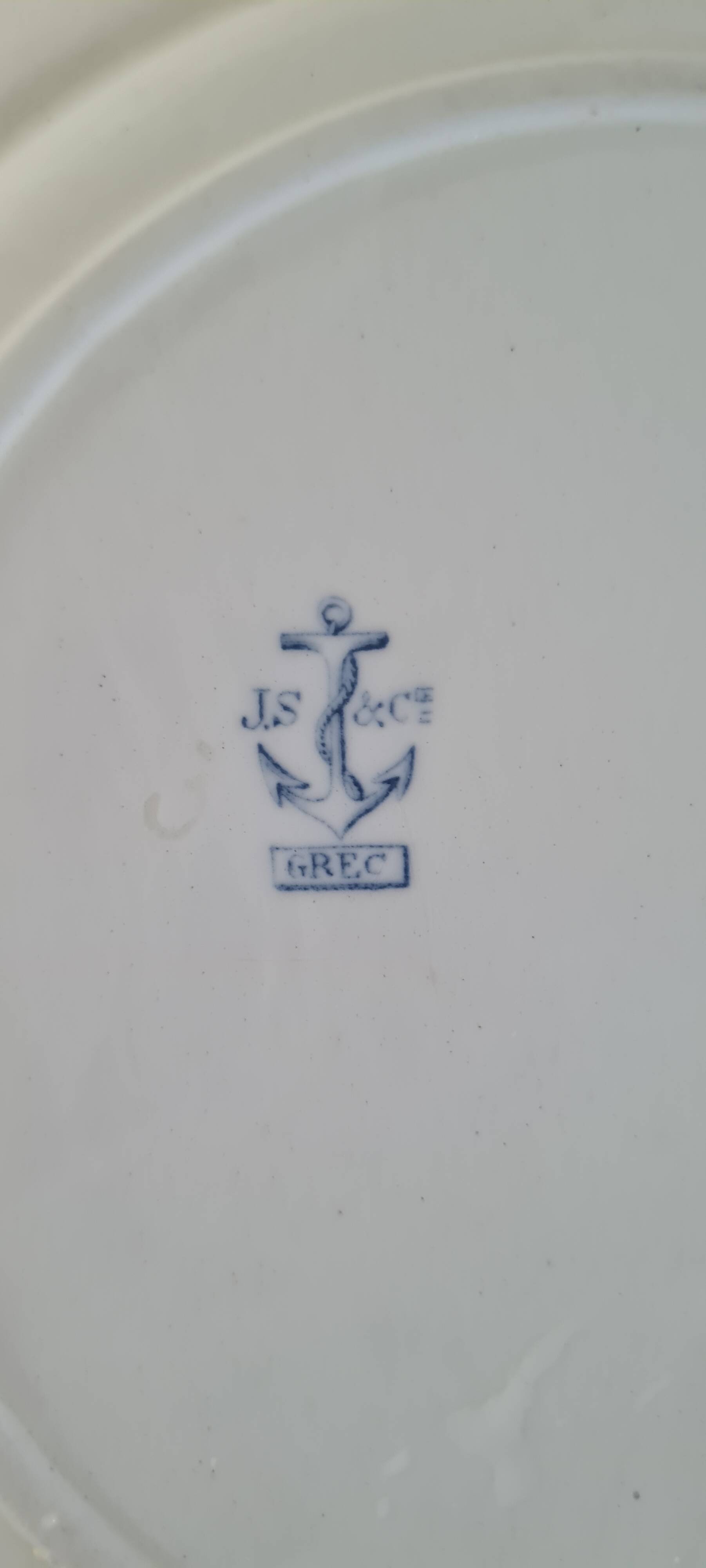 Serving dish in iron earth