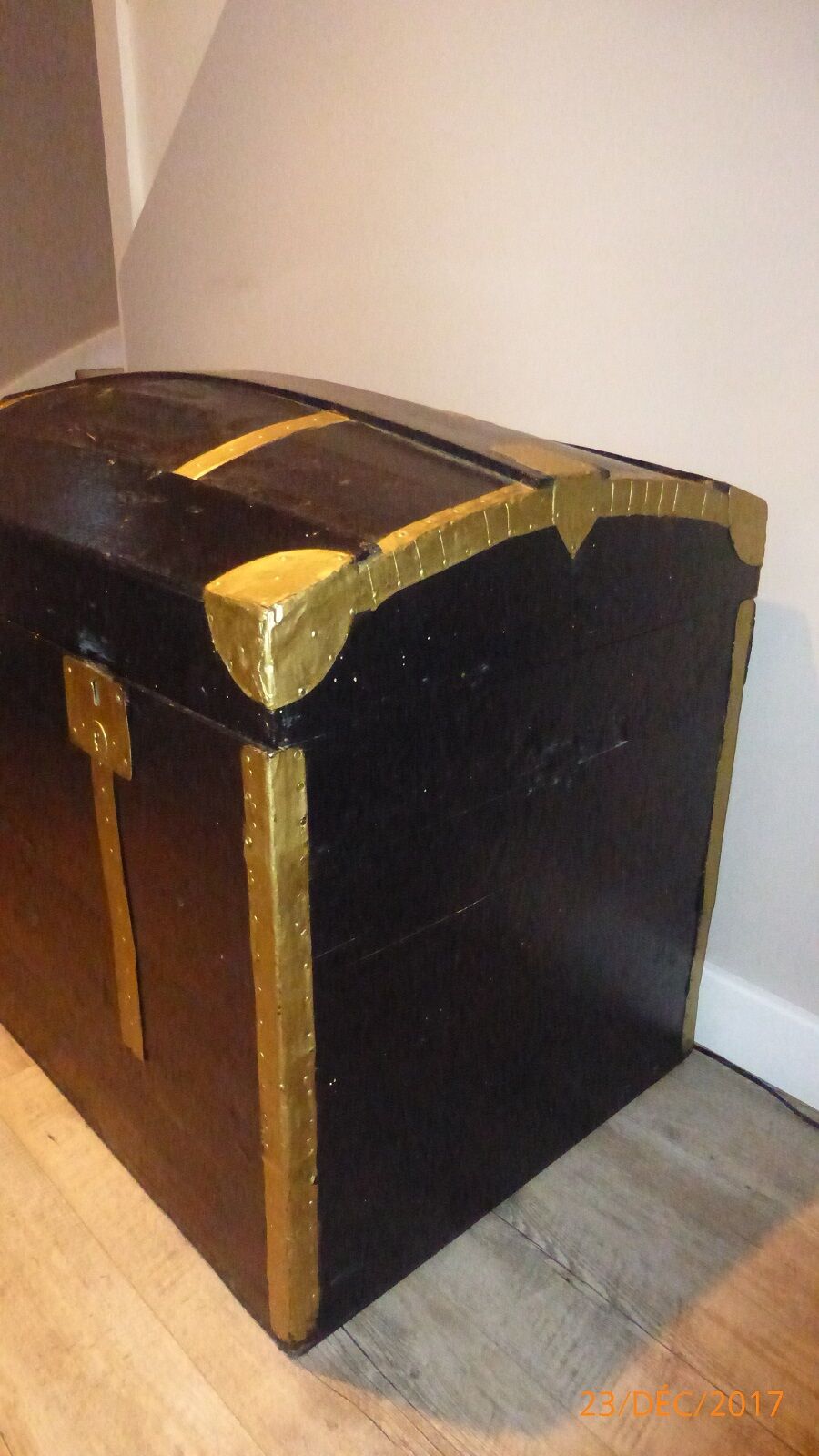Trunk wooden color black and gold