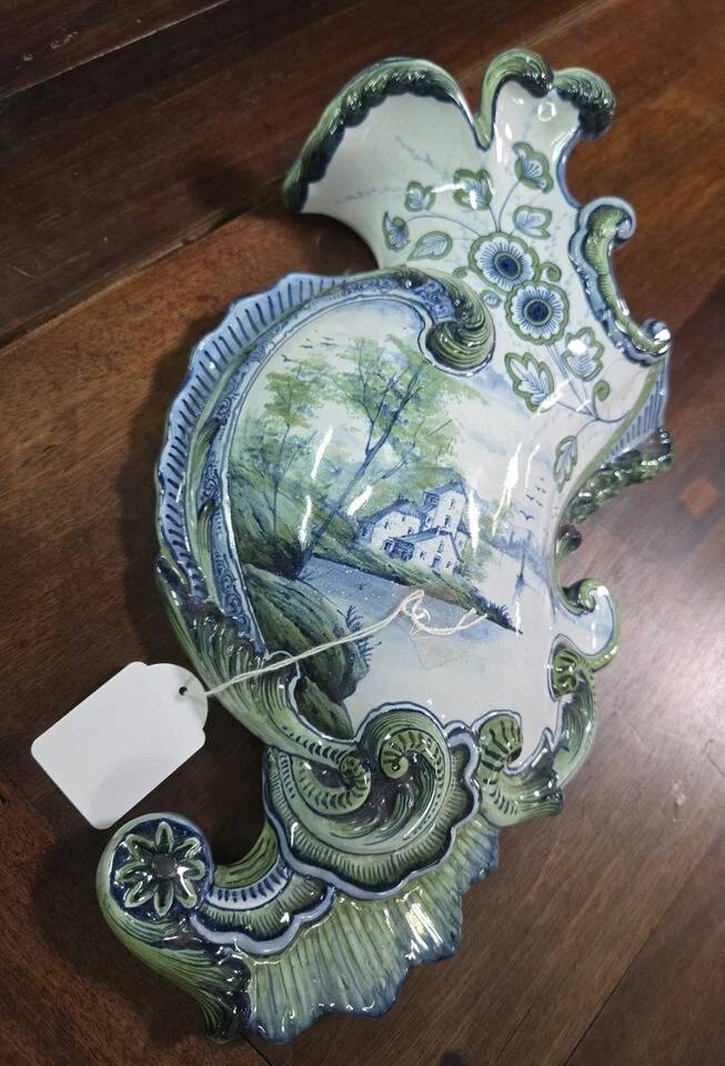 Bouquetiére murale en faïence à décor polychrome, de forme mouvementée