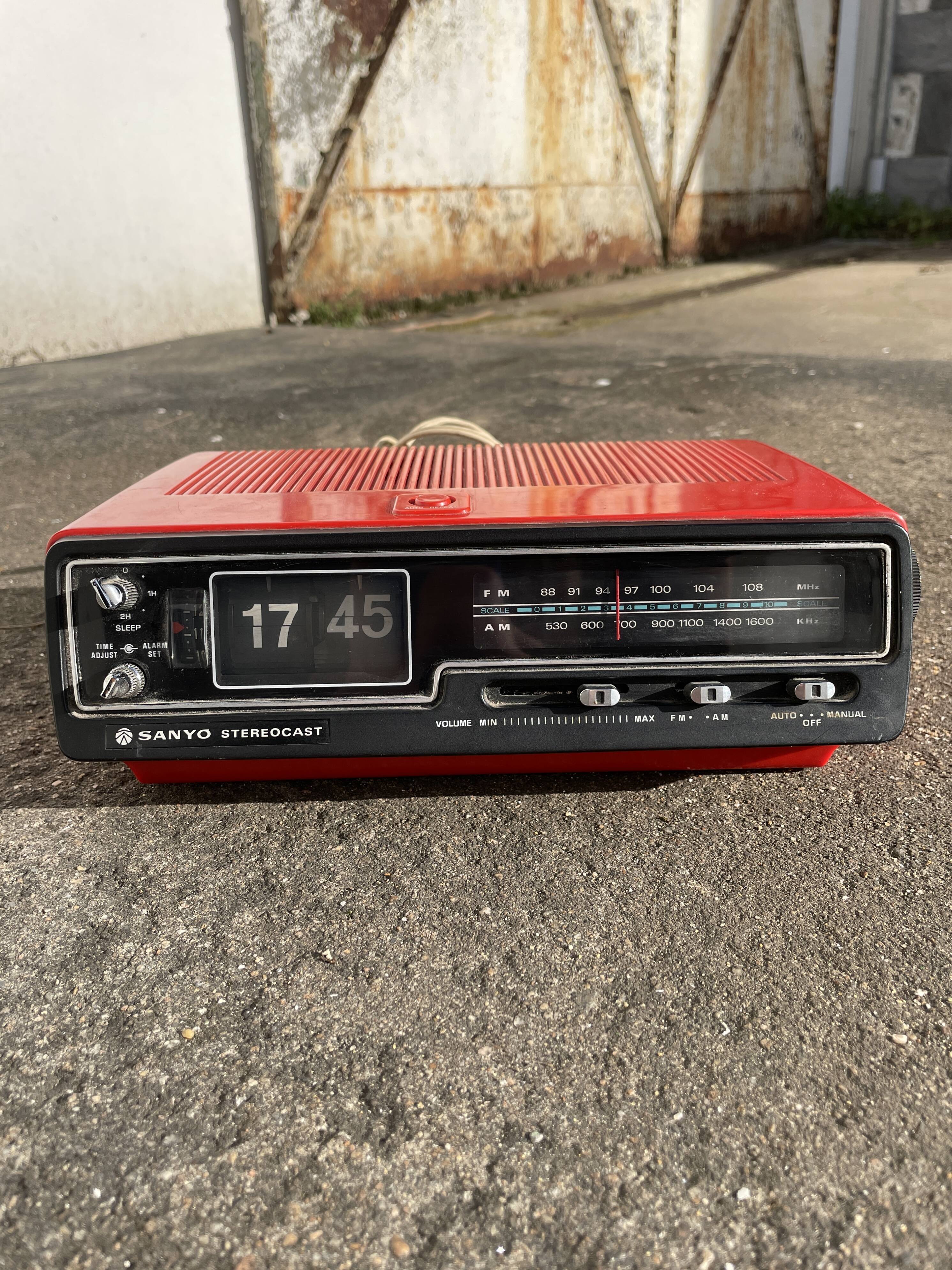Japanese alarm clock Sanyo Stereocast Flip 70s