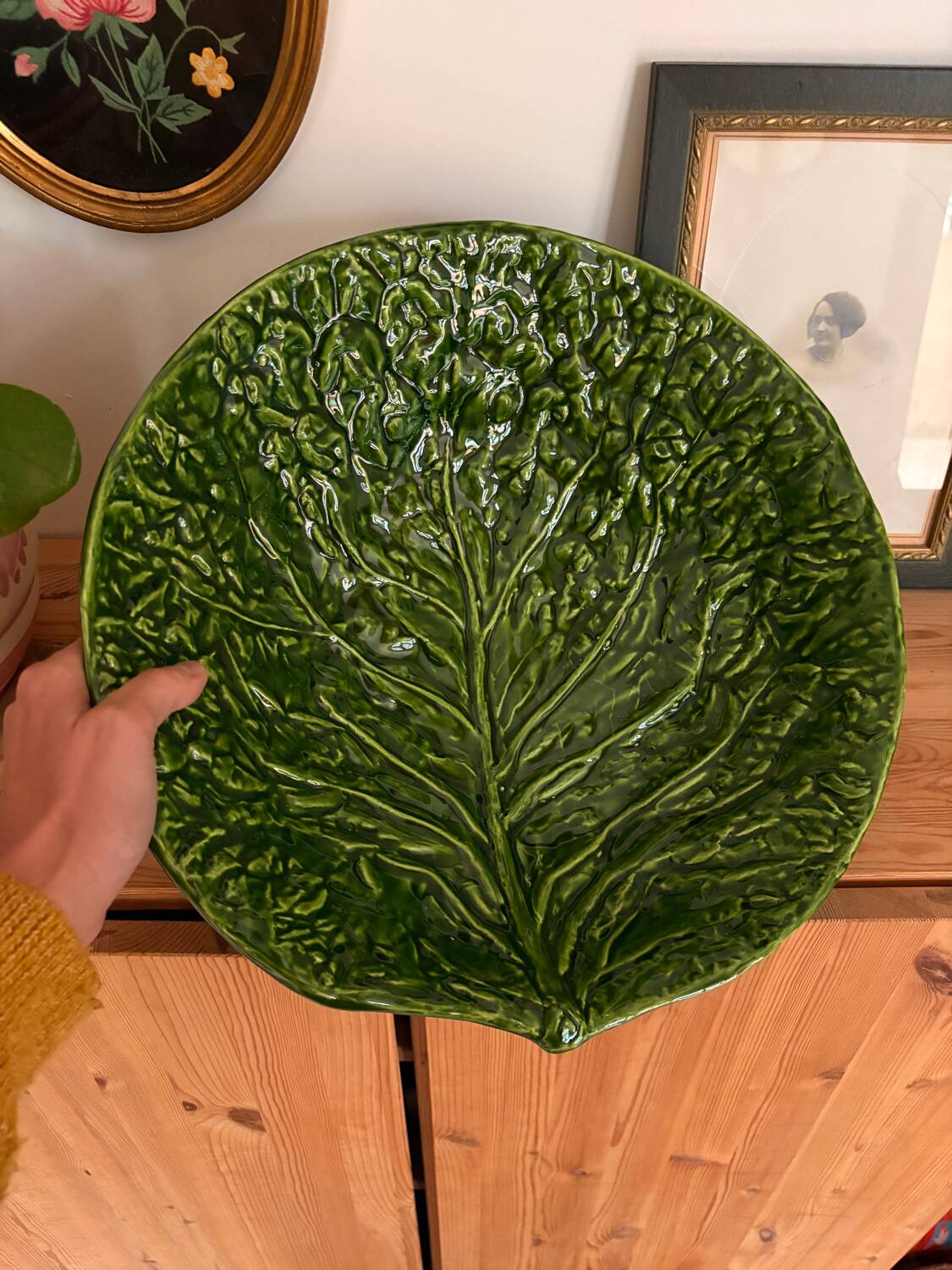 Grand plat / saladier en faïence barbotine émaillée – forme feuille