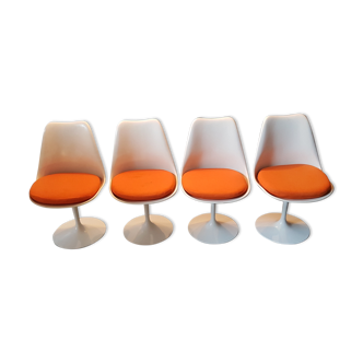 Saarinen swivel chairs by Eero Saarinen