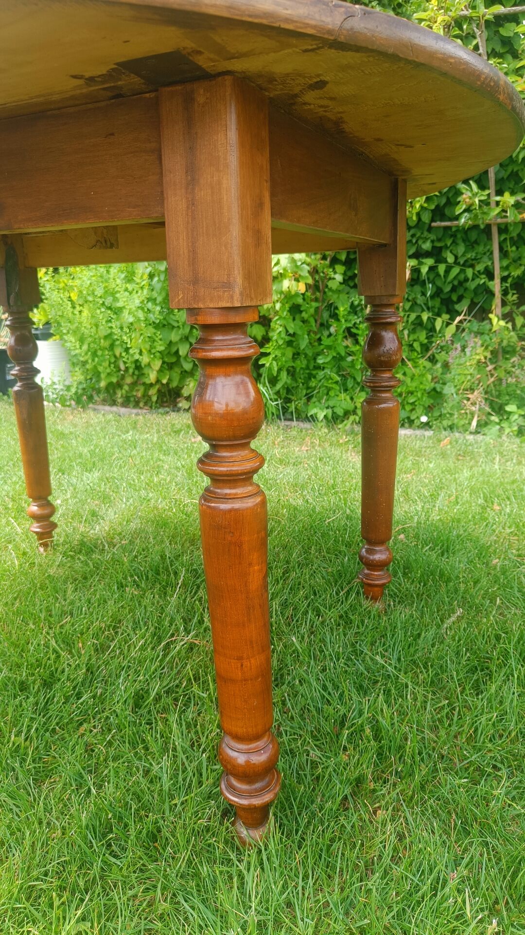 Folding wooden round table – Ø 115 cm
