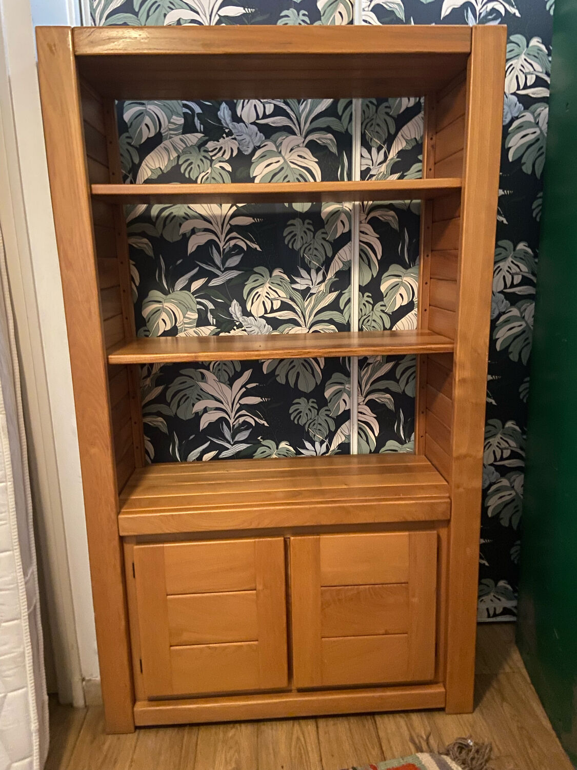 Maison regain library shelf