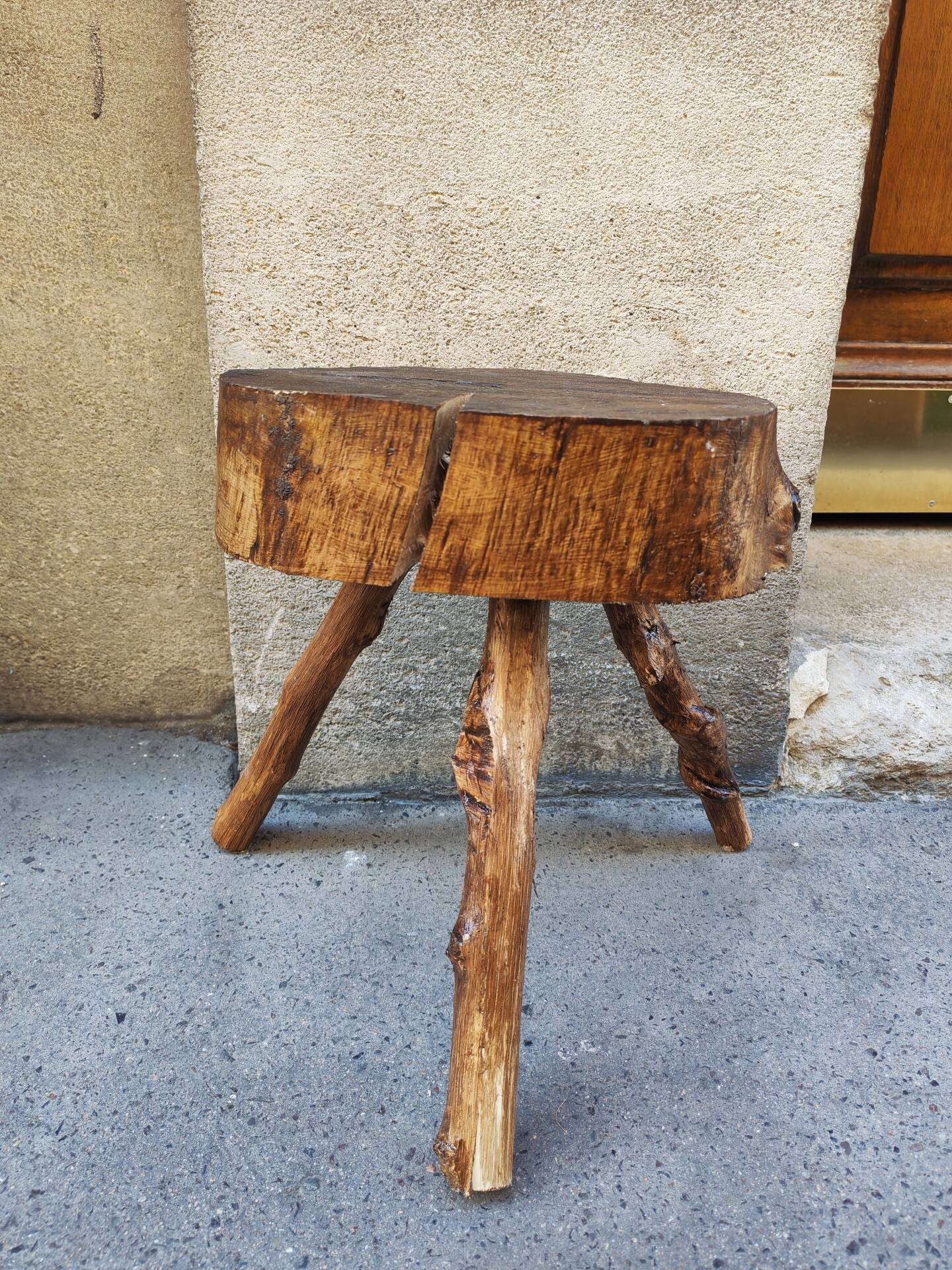 Tabouret tripode en bois brut