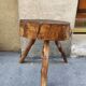 Tabouret tripode en bois brut