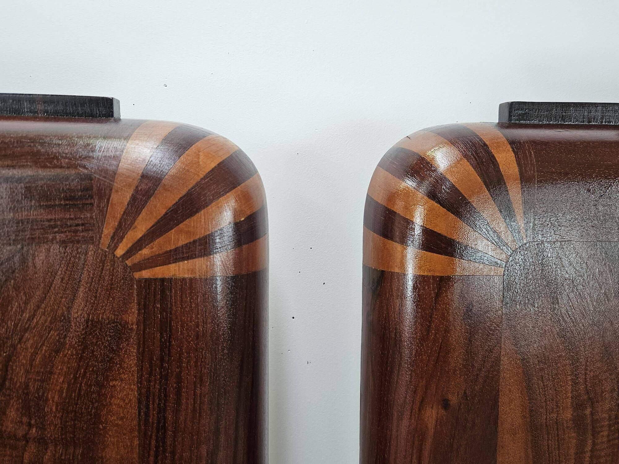 Pair of Art Decò single beds in mahogany and pink maple, 1940