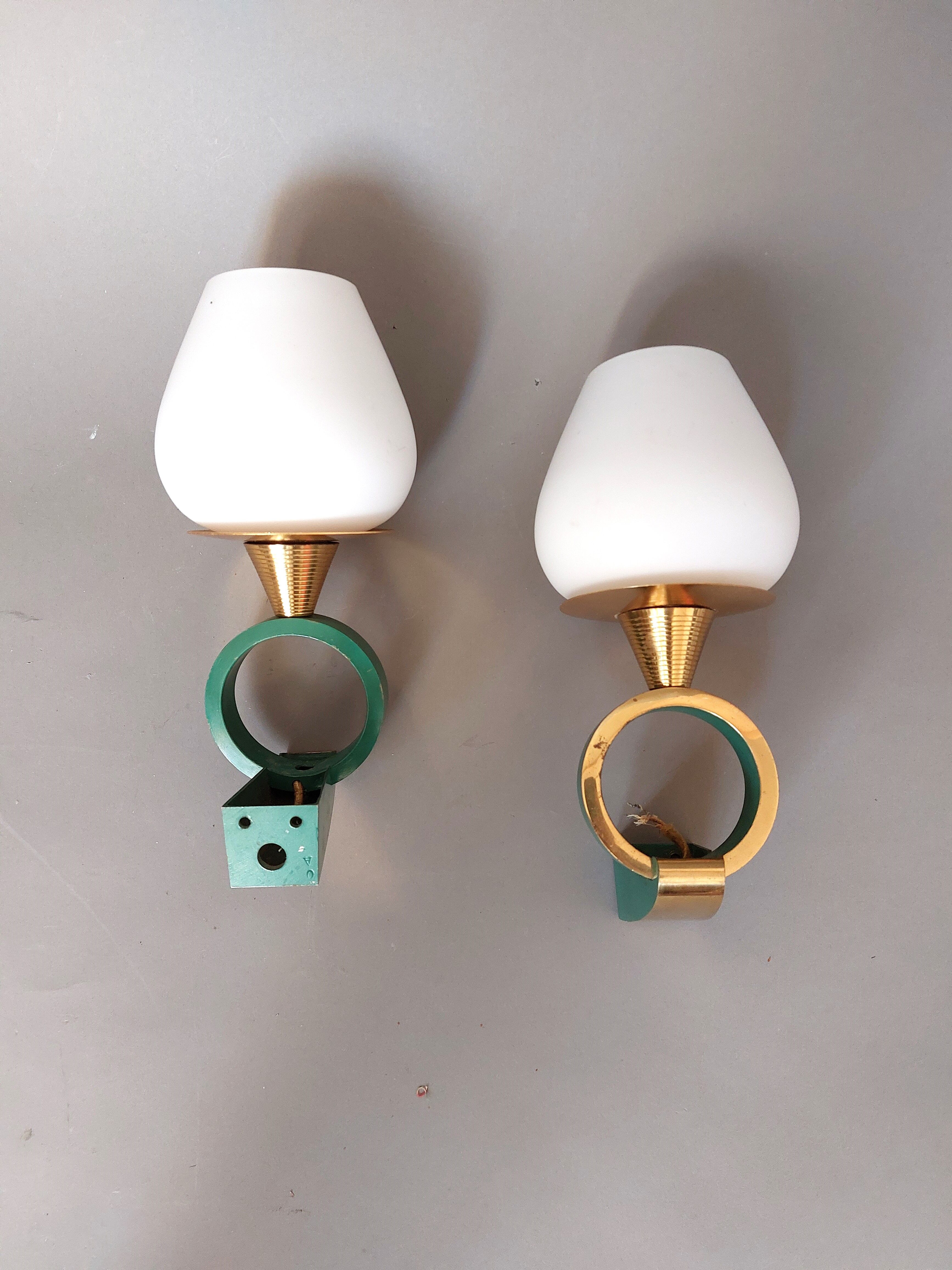 Pair of sconces in gilded brass and Art Deco lacquered