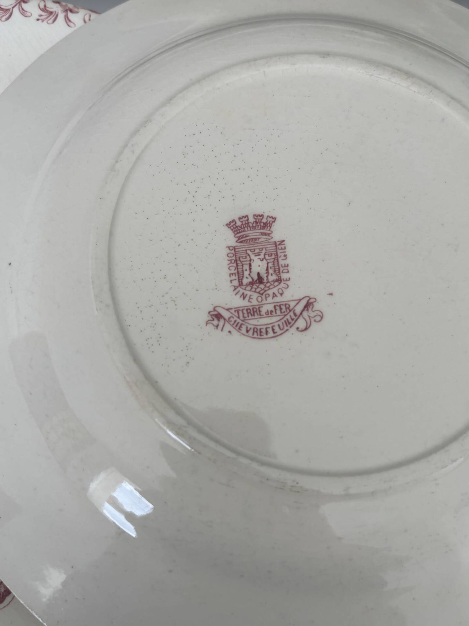 Lot de six assiettes, terre de fer, rouge, Gien, chèvrefeuille, faïenc