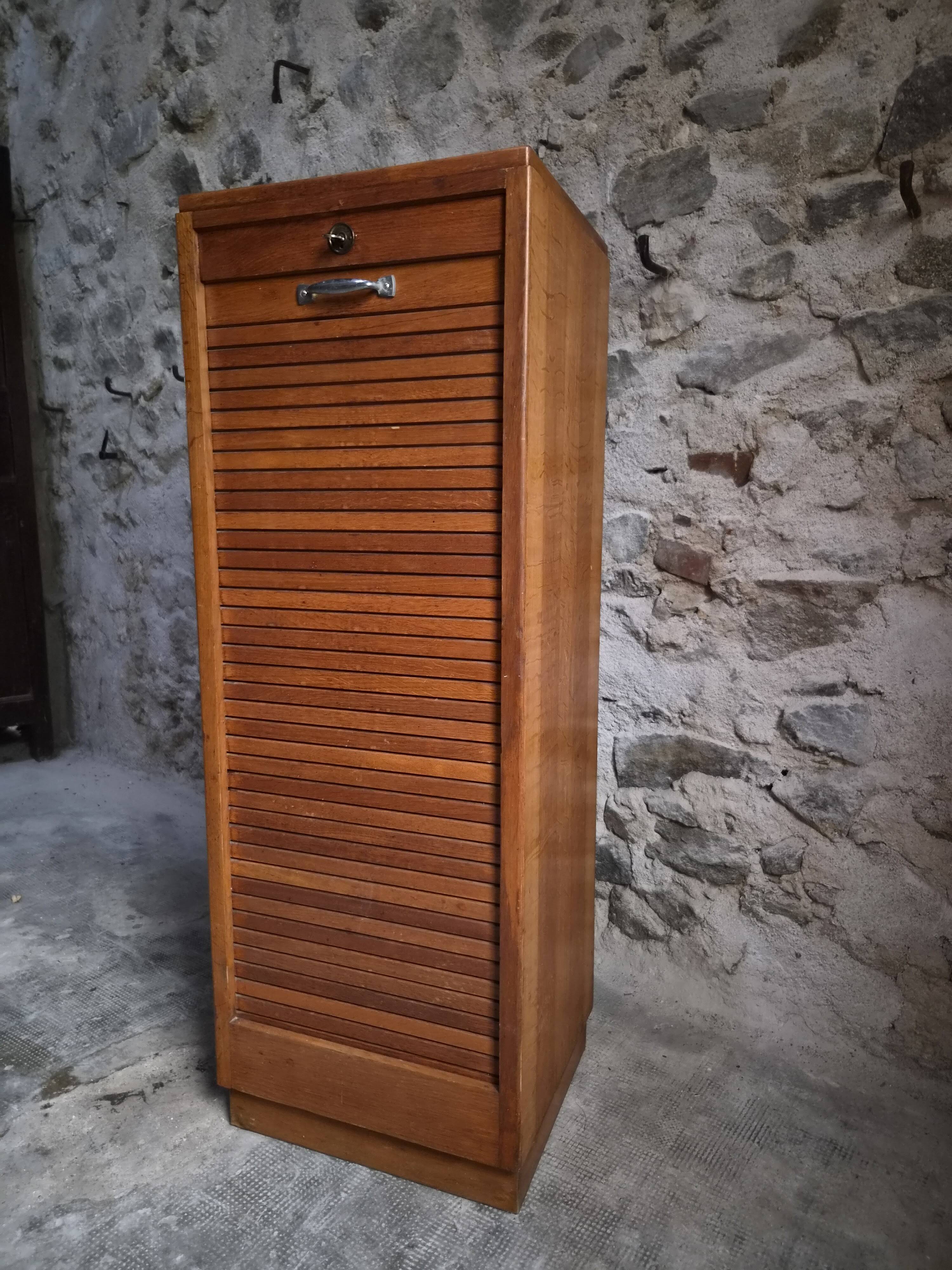 Armoire à rideau vintage en chêne | France | 1960s–1970s