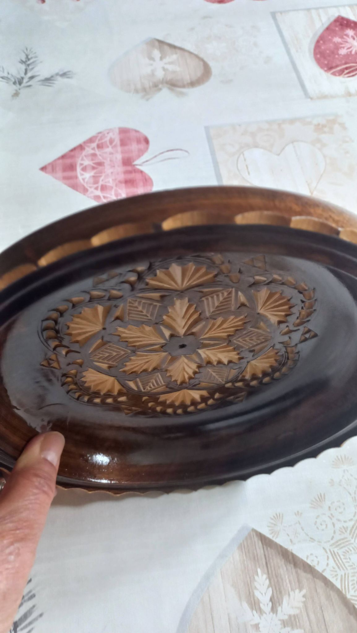 Assiette sculptée en bois