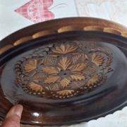 Assiette sculptée en bois