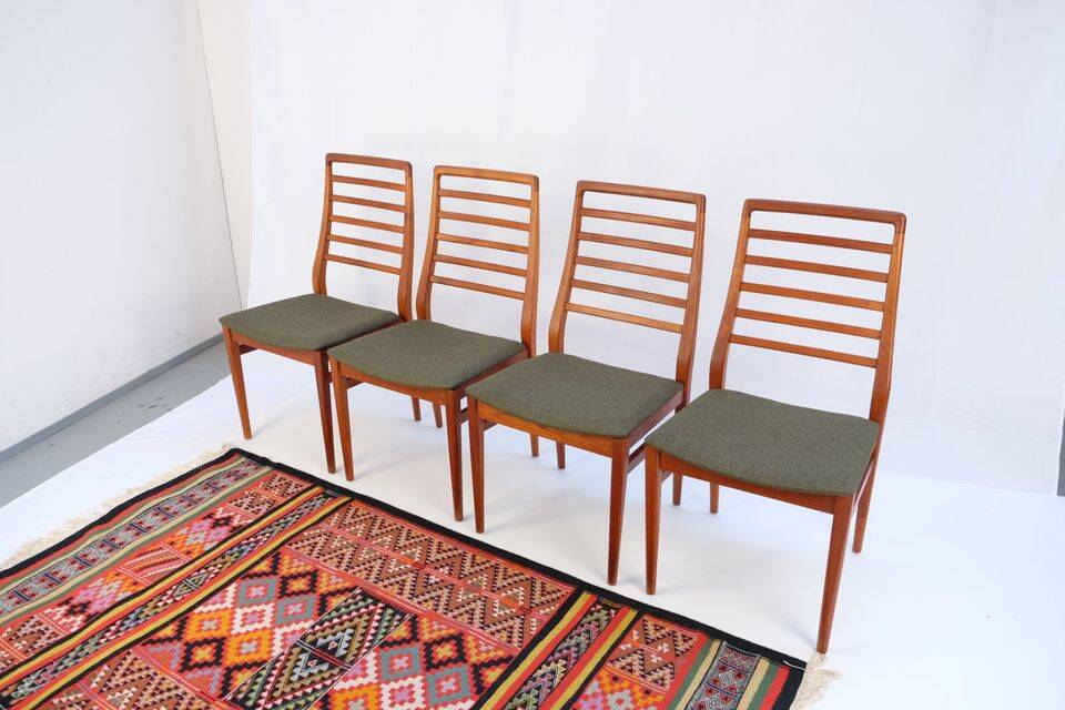 1960s-70s style chairs (4 pieces) in teak, retro vintage style.