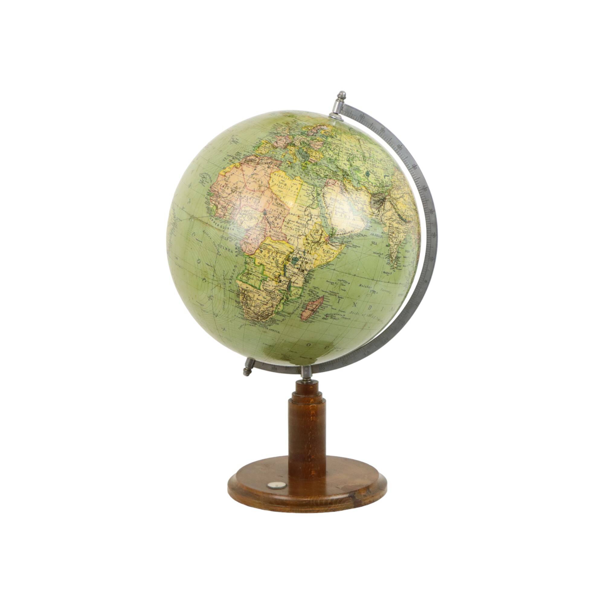 Globe terrestre vintage avec boussole sur socle en chêne, datant des années 1940.