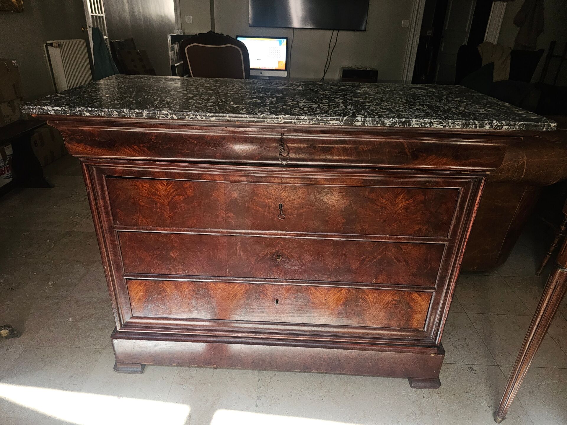 Louis-Philippe mahogany commode with flame finish – 4 drawers – Marble top