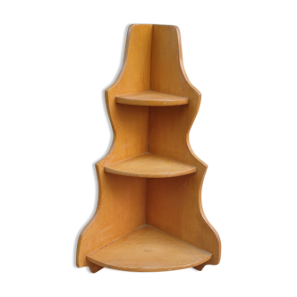 Corner spreader to be laid in solid wood