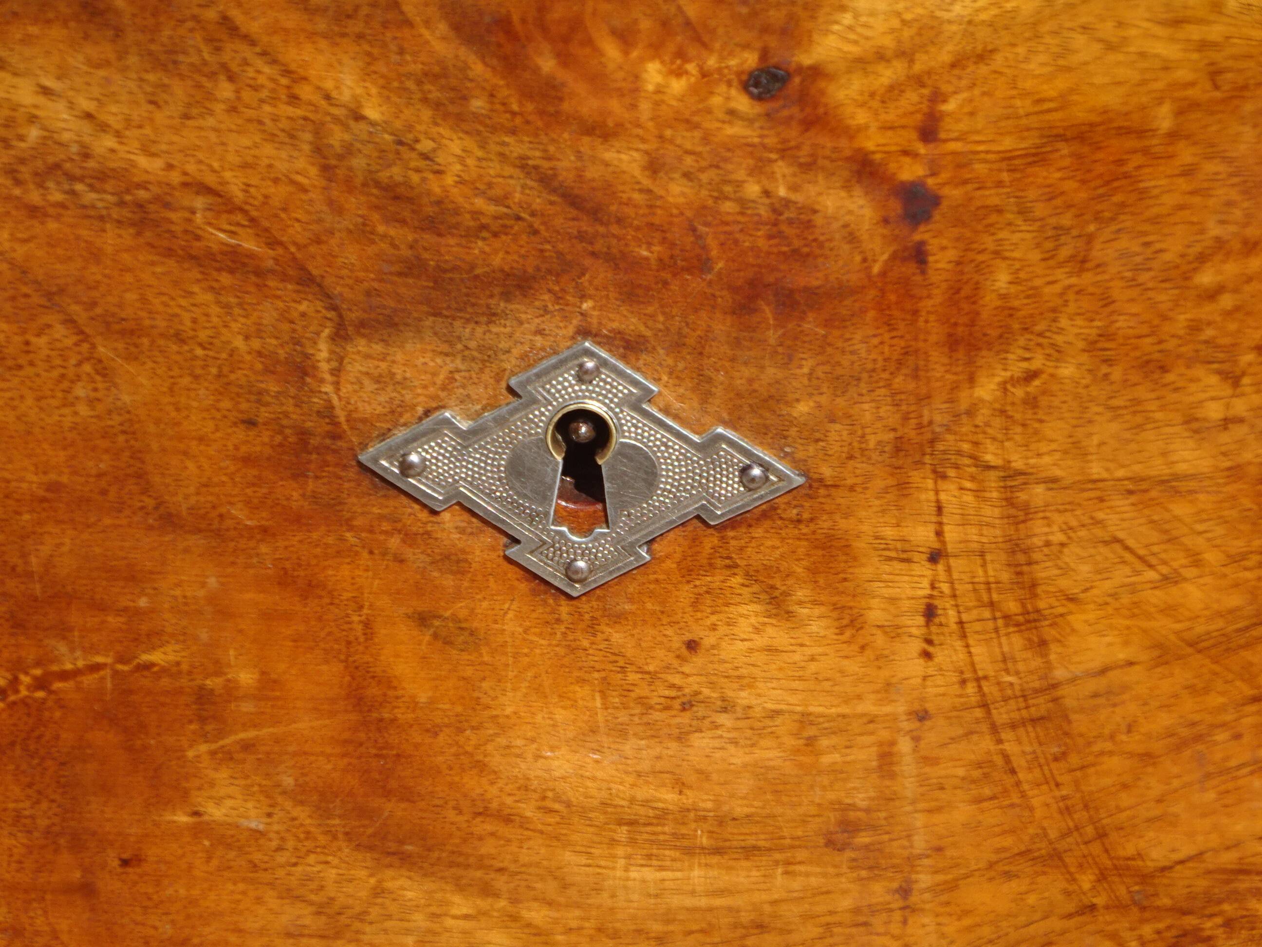 Commode en noyer de style et époque Louis Philippe