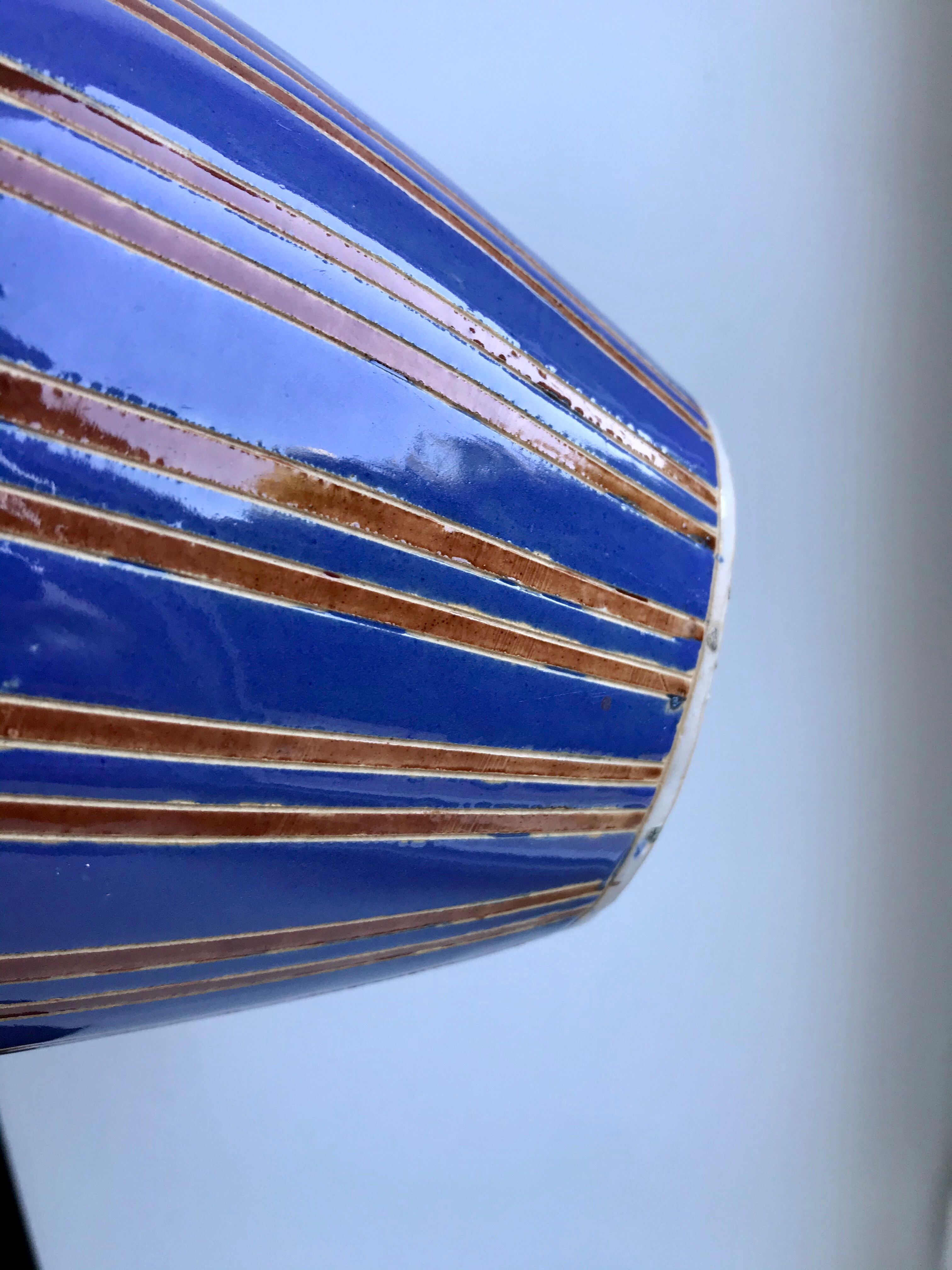 Vase en céramique peint et signé vintage