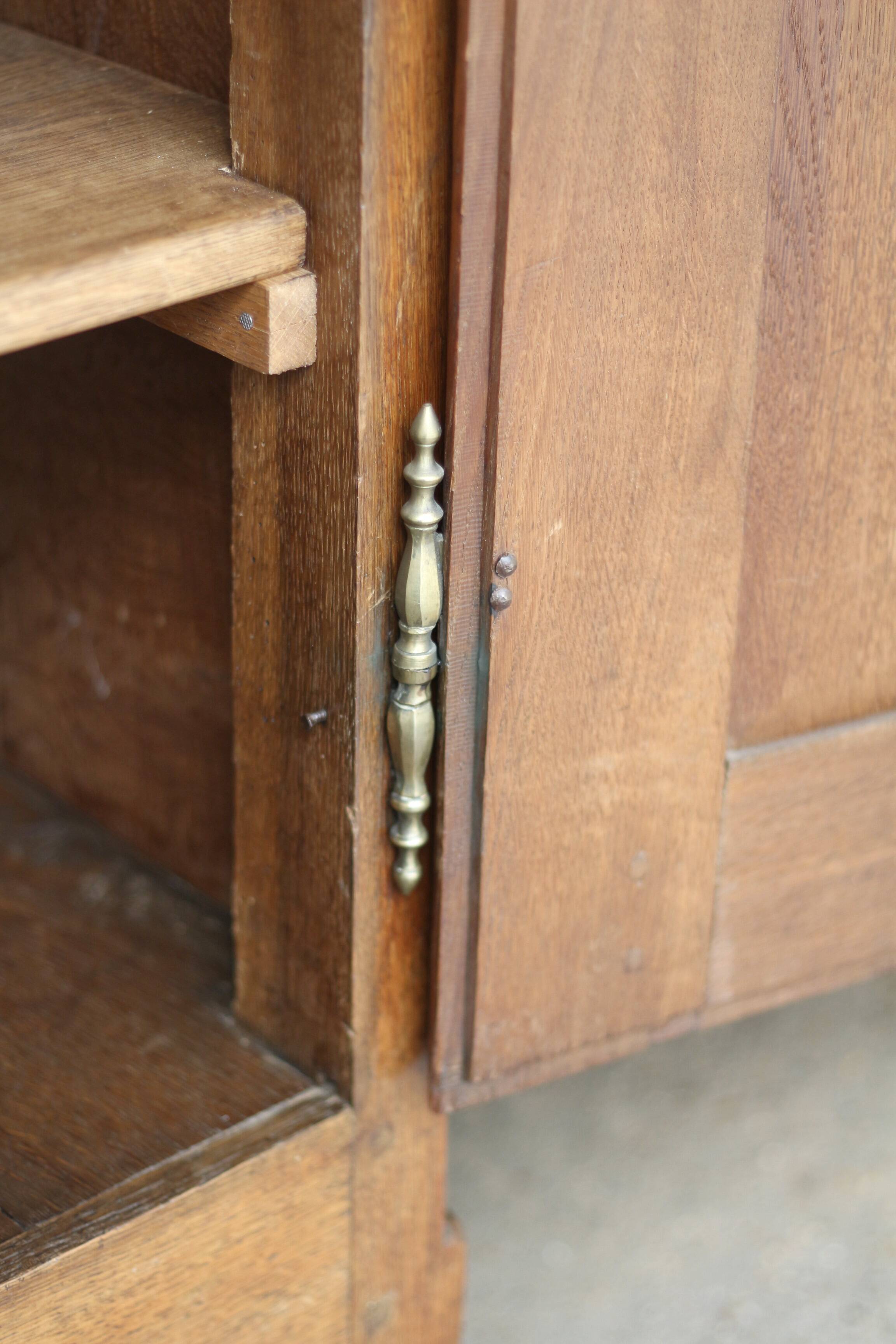 Somptueux buffet en chêne massif, travail provincial du XVIIIeme siècle