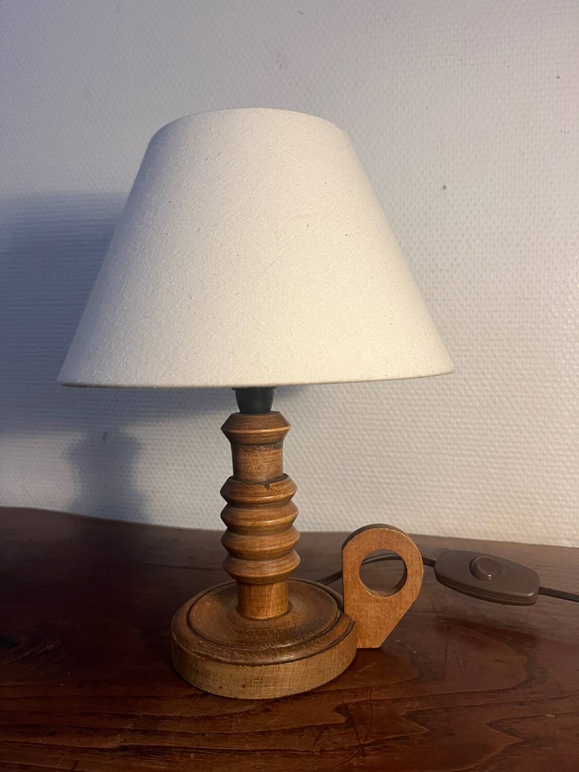Sculpted wooden table lamp from the 1960s.