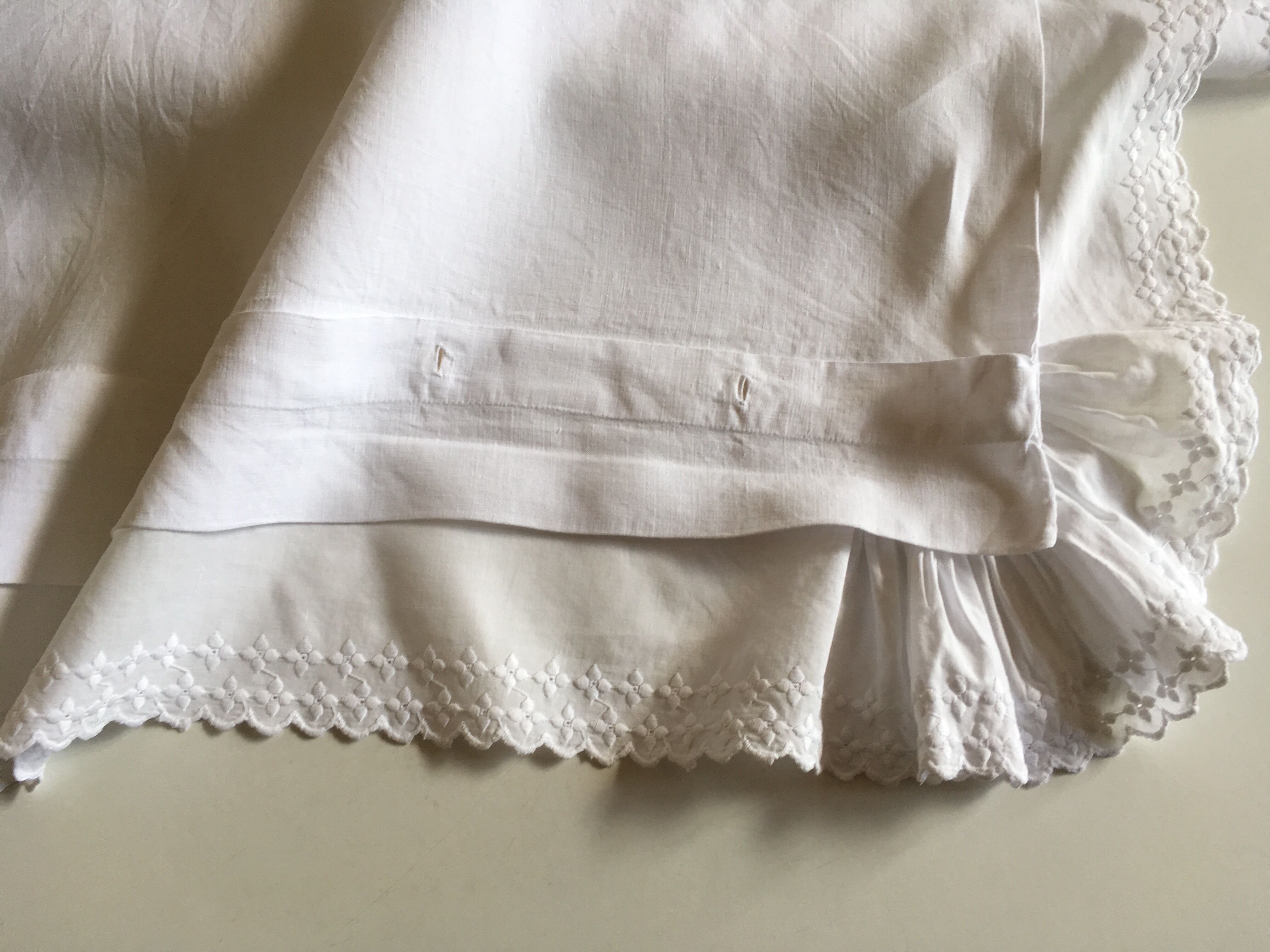 Pillowcase 19th century house at bellows in linen thread
