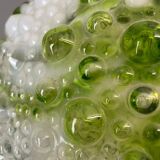 Lampe suspendue en verre à bulles géantes aux éclaboussures vertes par Marinha Grande