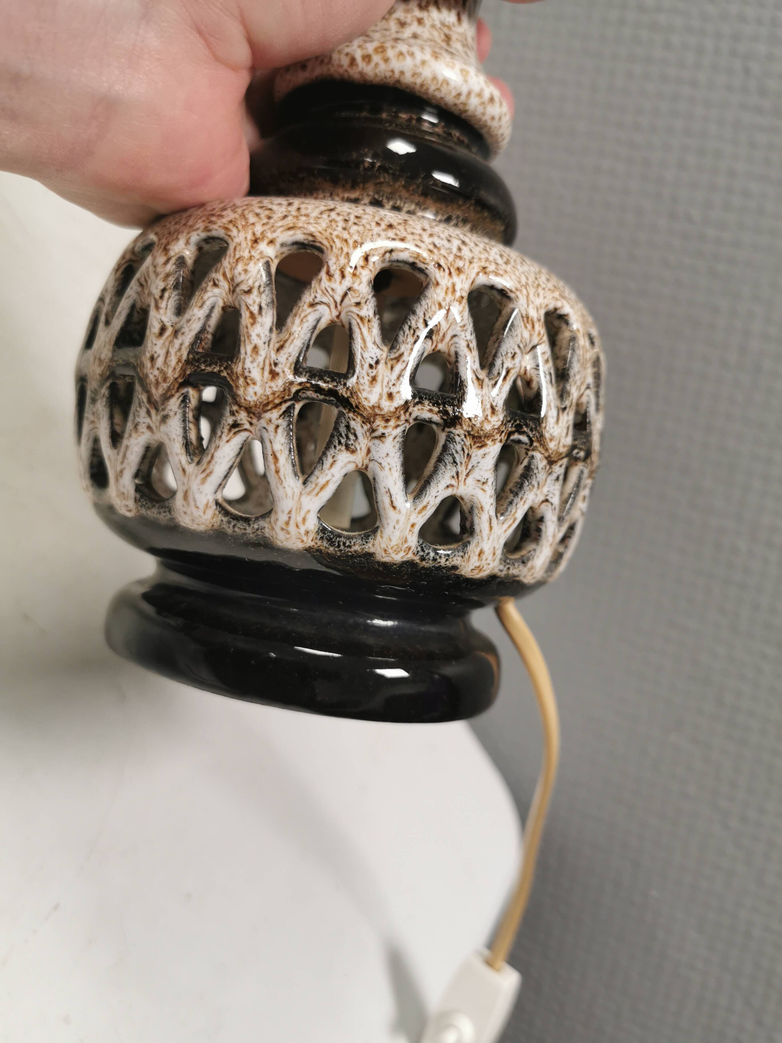 Table lamp in ceramic with a delicate expression. 1970-80s Denmark