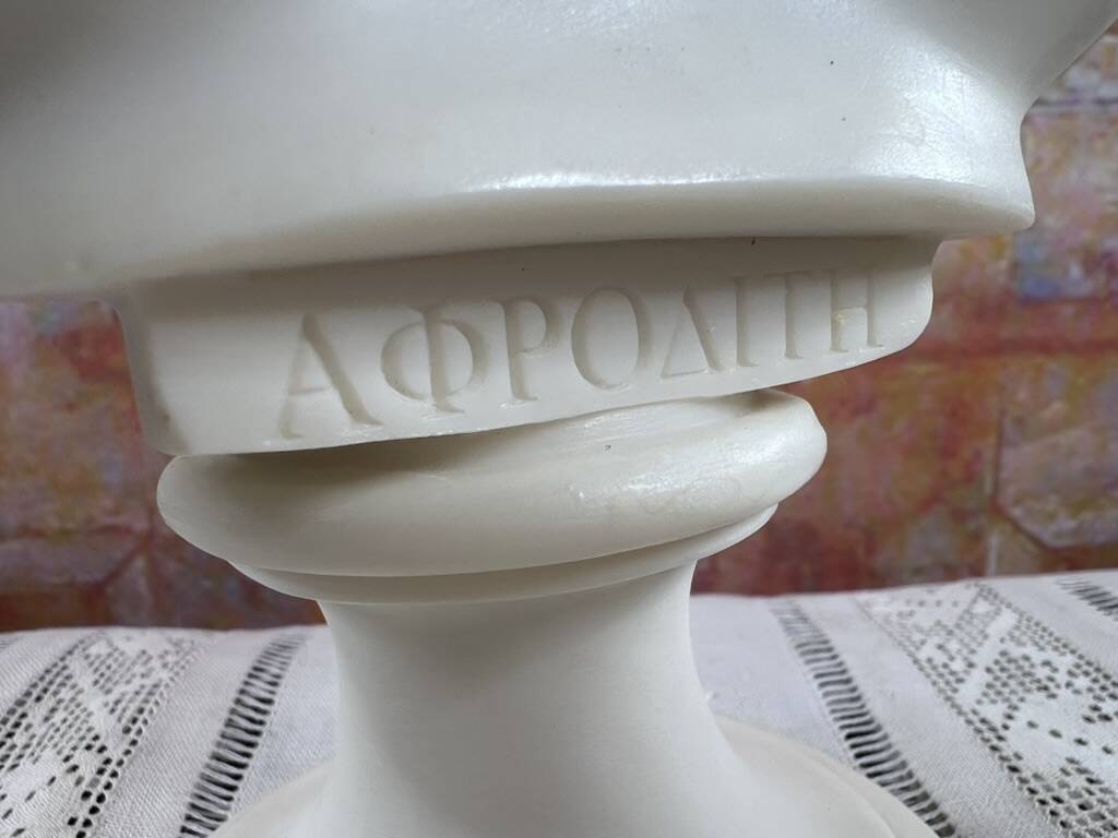 Bust of Venus – Aphrodite – White neoclassical sculpture – 32 cm