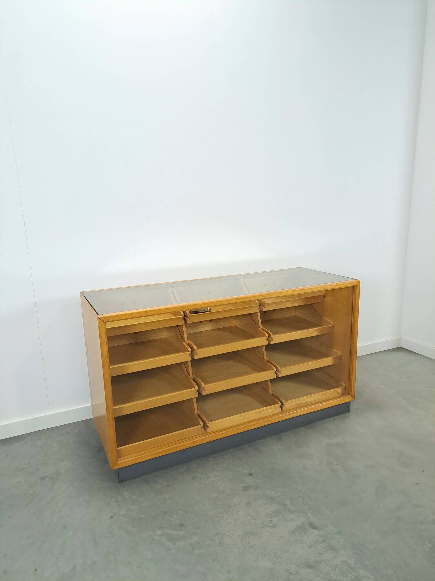 Vitrine de comptoir avec 12 tiroirs et plateau en verre
