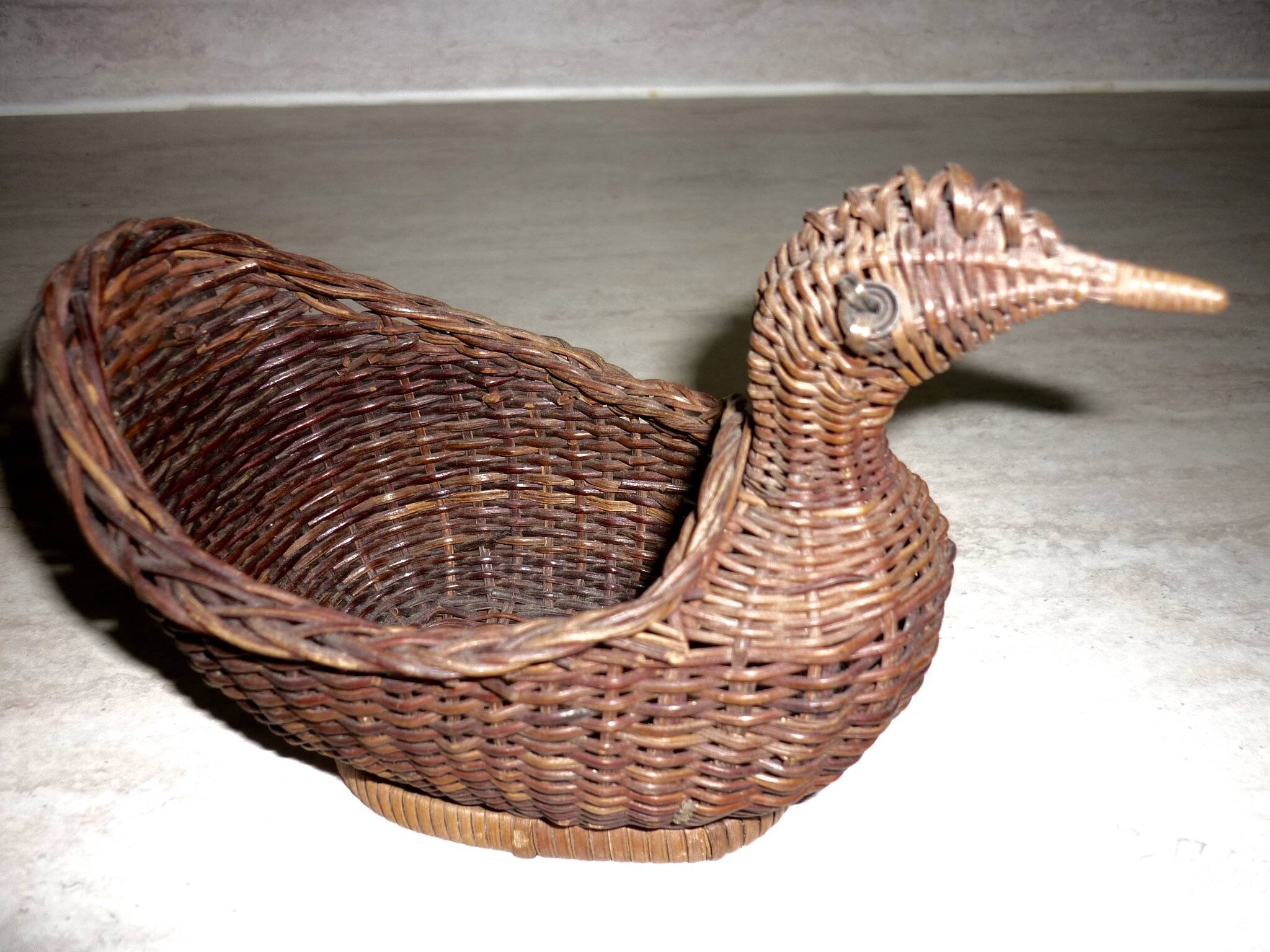 Woven wicker hen